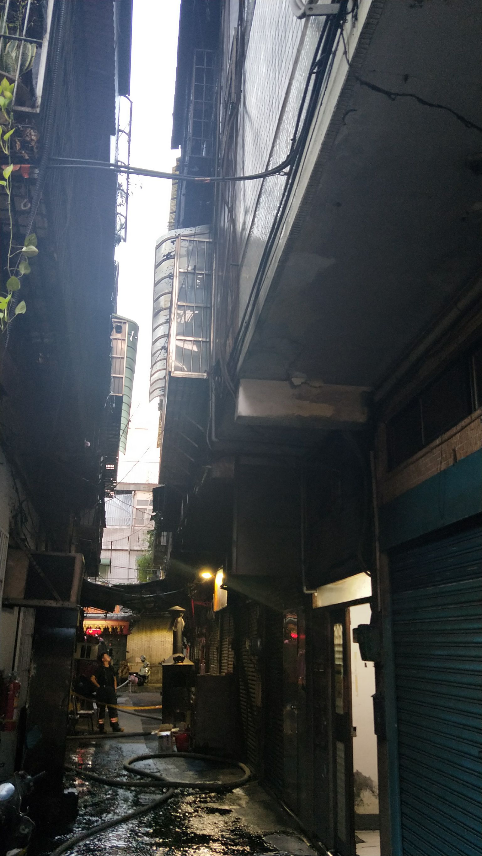 淡水民宅驚傳惡火，奪走祖父孫3人性命。（翻攝畫面）