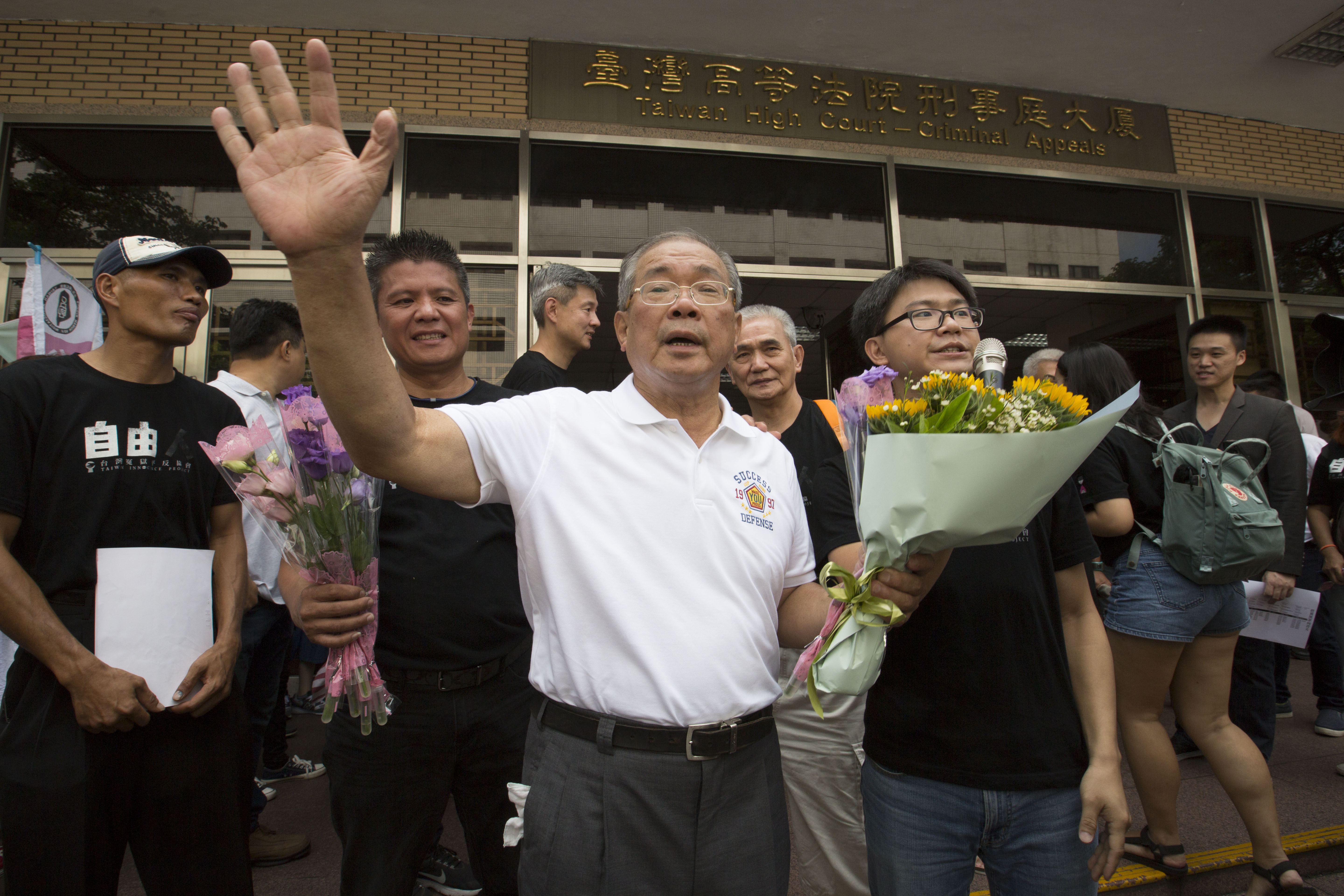 傢俱工廠老闆蘇炳坤32年前遭前員工誣指涉搶銀樓而被判刑15年，今獲改判無罪，他說這是最好的父親節禮物。