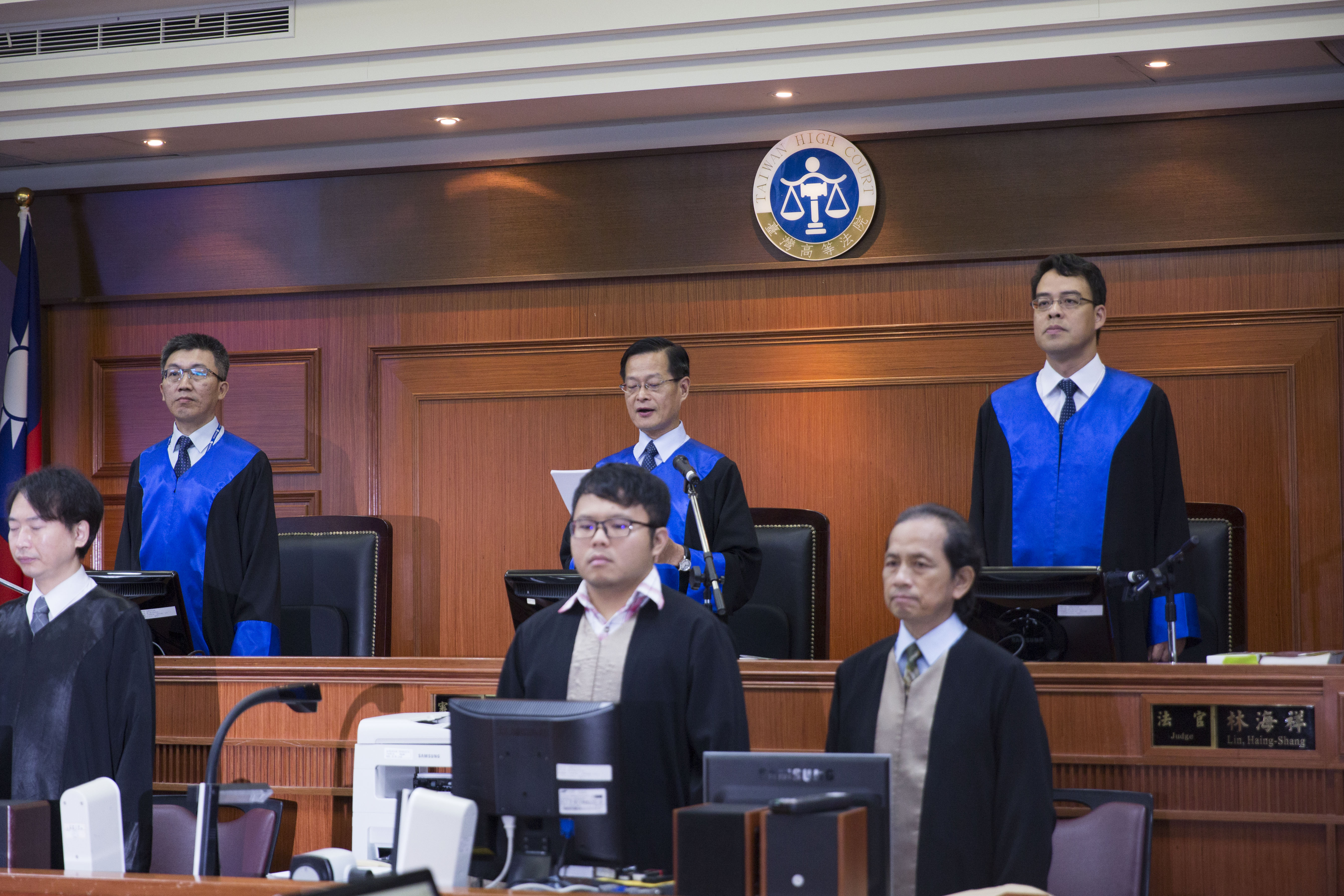 高院法官林孟皇（左起）、庭長周盈文與陪席法官簡志龍改判蘇炳坤無罪。