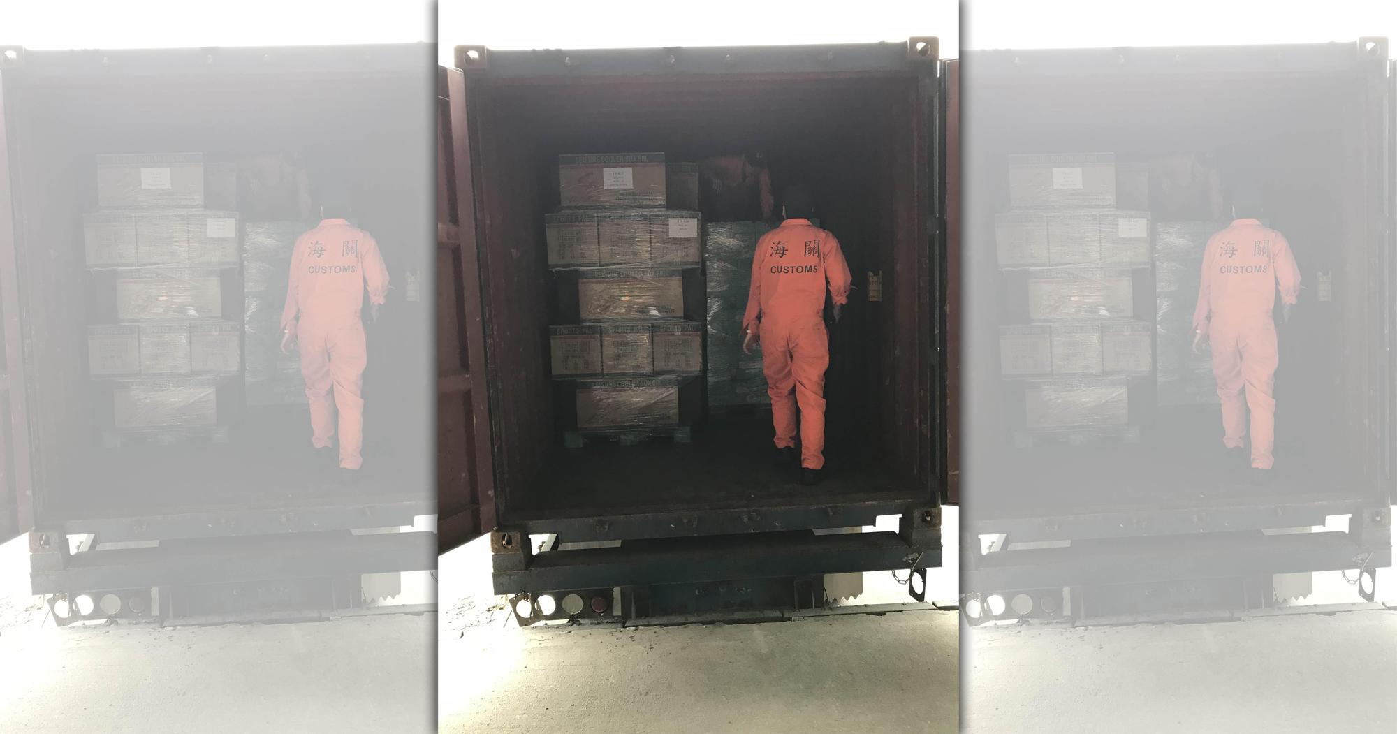 警方在基隆海關查獲貨櫃內裝有詭異紙箱,打開竟是160萬顆一粒眠。(刑事局提供)