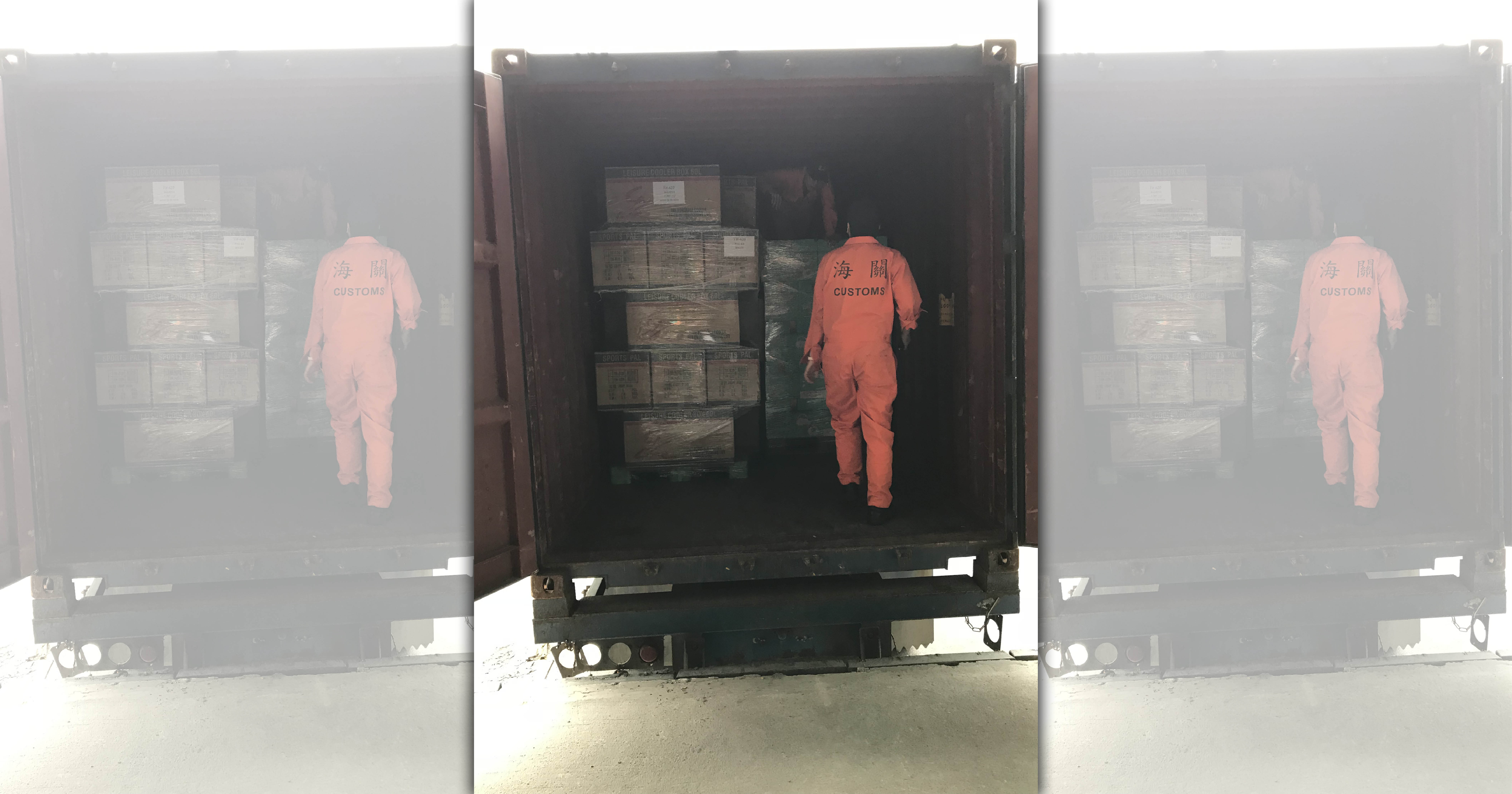 警方在基隆海關查獲貨櫃內裝有詭異紙箱，打開竟是160萬顆一粒眠。（刑事局提供）