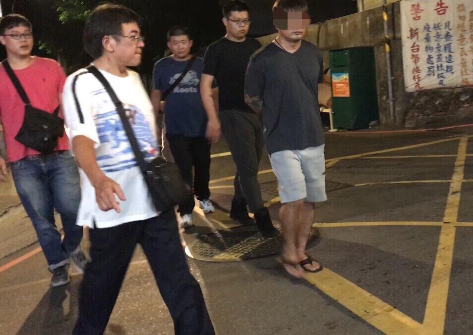 鄭姓藥頭透過通訊軟體兜售毒品,凌晨遭警方逮捕。(翻攝畫面)