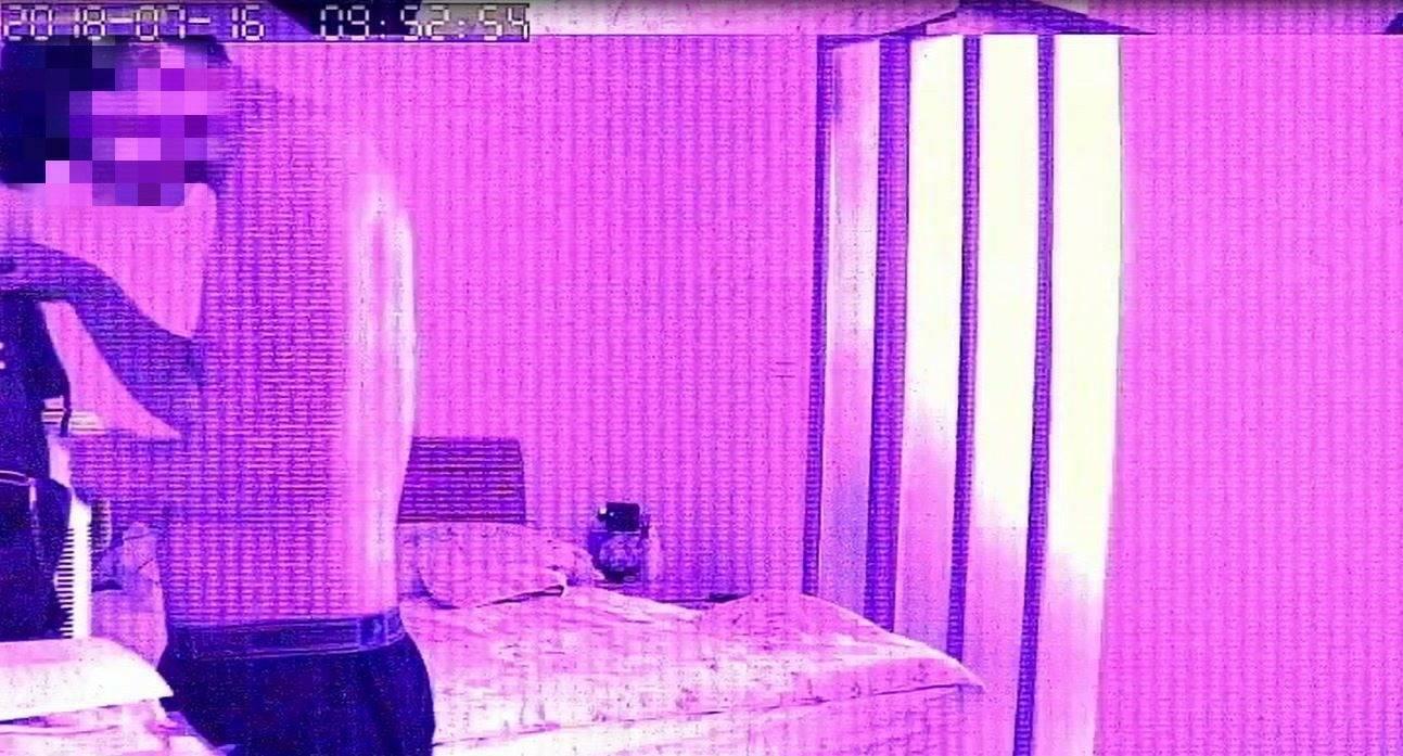 林嫌潛入女友父親房間中行竊,過程遭監視器拍下。(翻攝畫面)