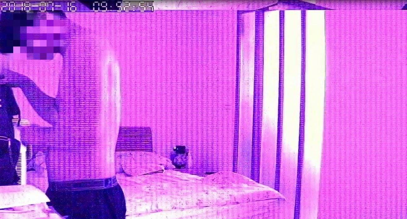 林嫌潛入女友父親房間中行竊，過程遭監視器拍下。（翻攝畫面）