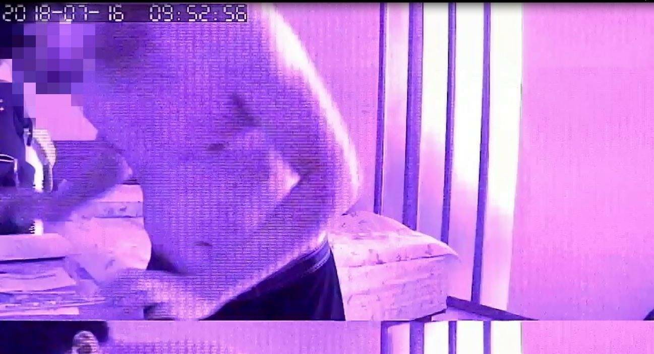 林嫌潛入女友父親房間中行竊,過程遭監視器拍下。(翻攝畫面)