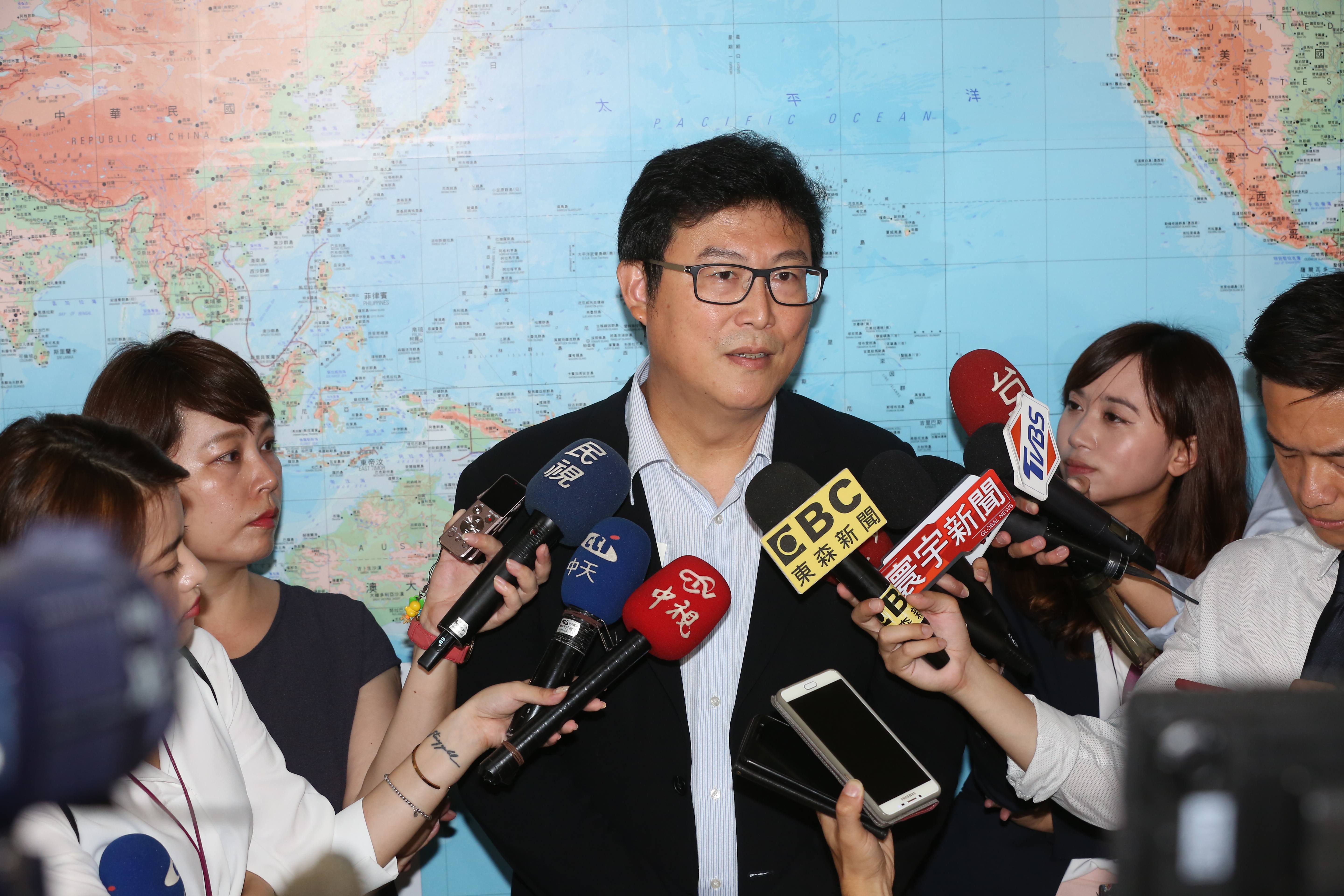 民進黨台北市長參選人姚文智的臉書粉絲專頁今突關閉，引發網友熱議。