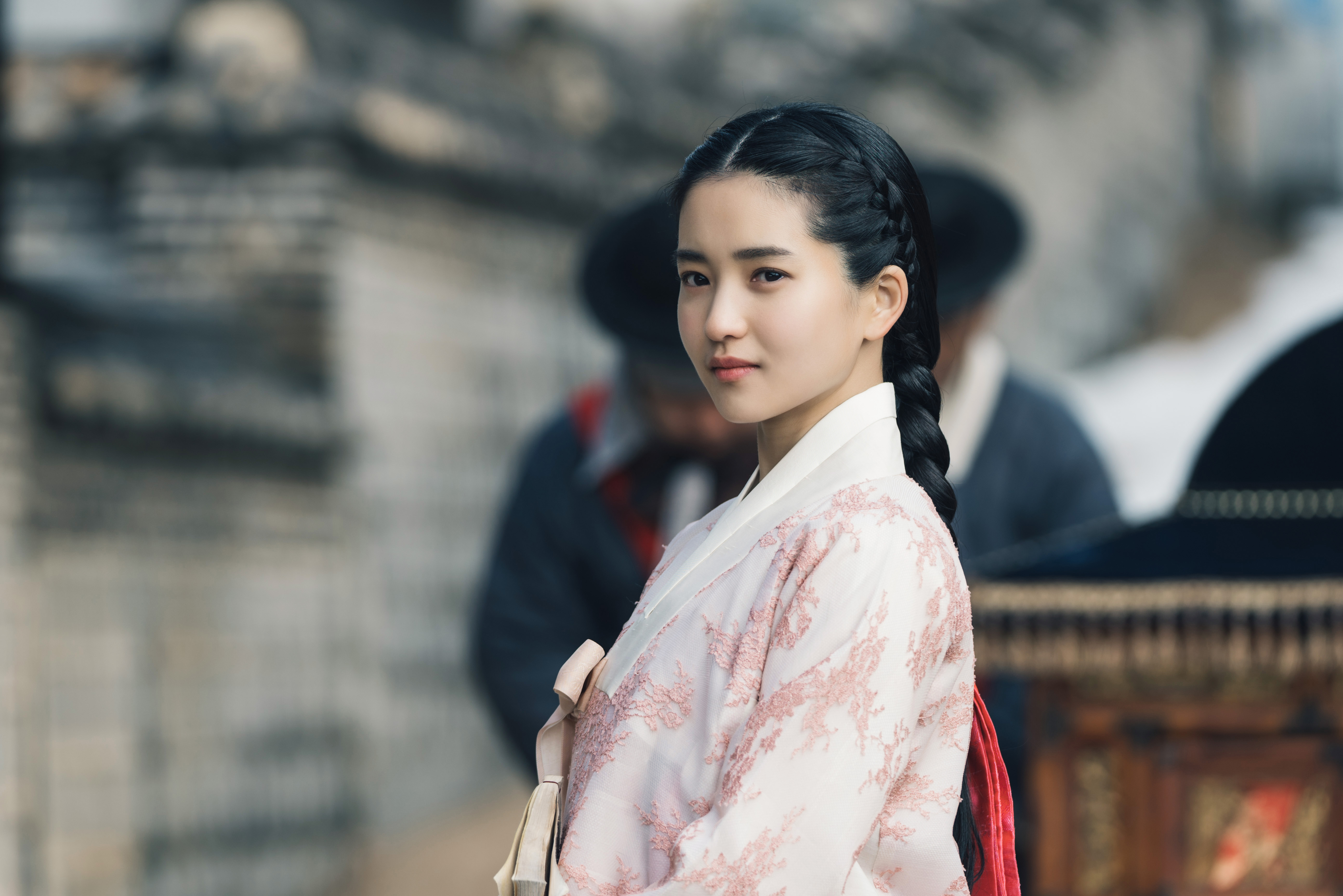 金泰梨飾演兩班名門大家閨秀，私下是能拿槍的女漢子。（Netflix提供）
