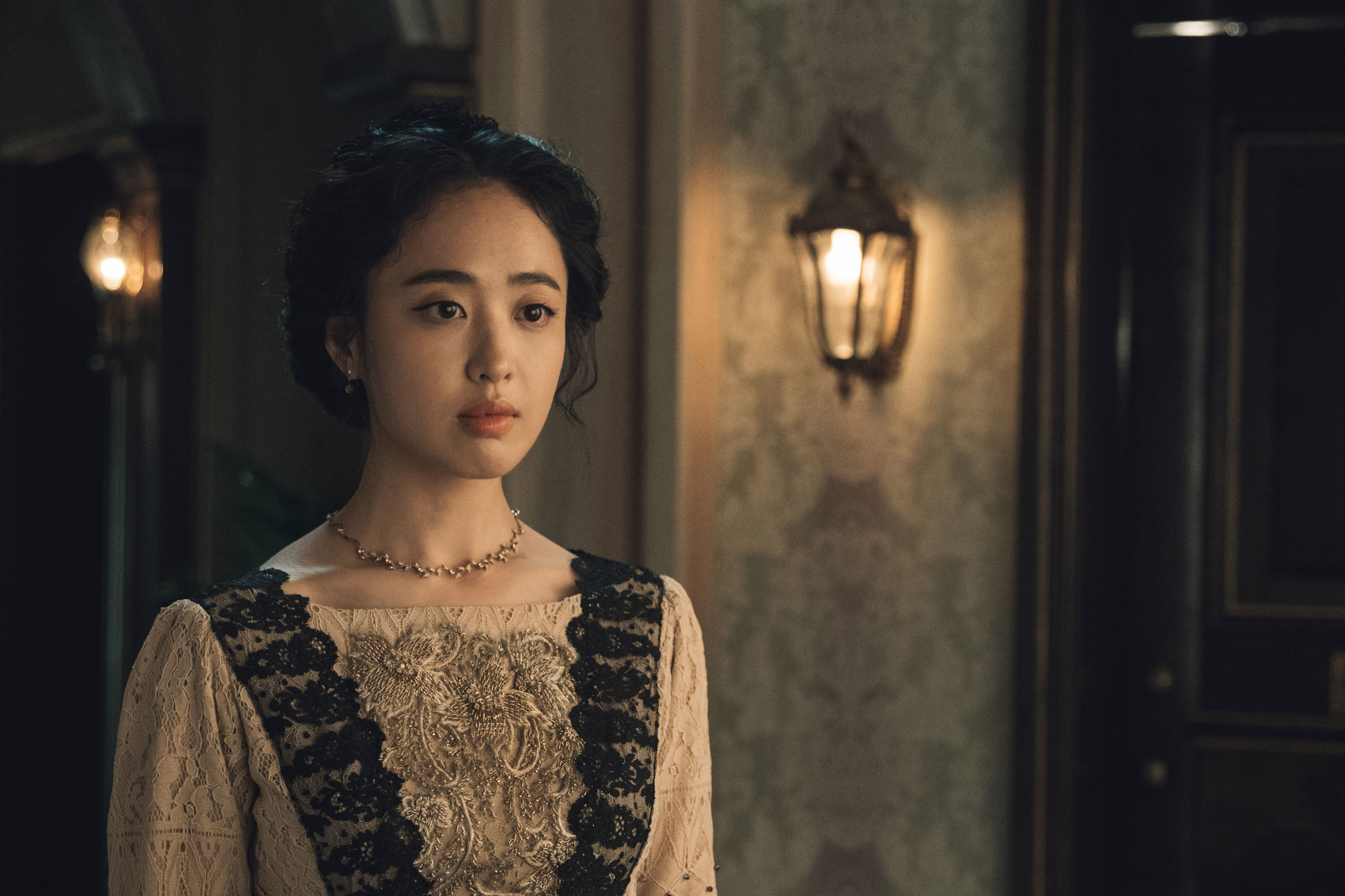 金玟廷飾演酒店老闆娘，與父親有解不開的心結。（Netflix提供）