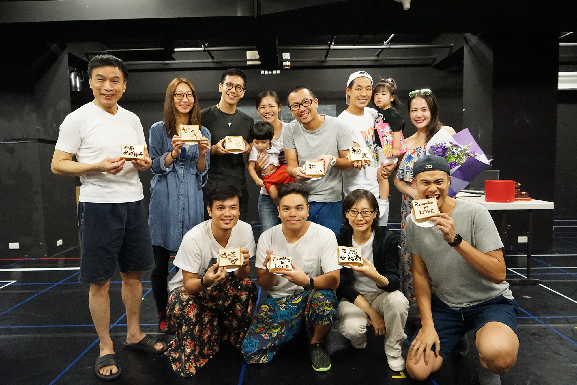 《小兒子》父親節全體演員收「記憶吐司」，各自寫下最不想忘記的一句話。（故事工廠）