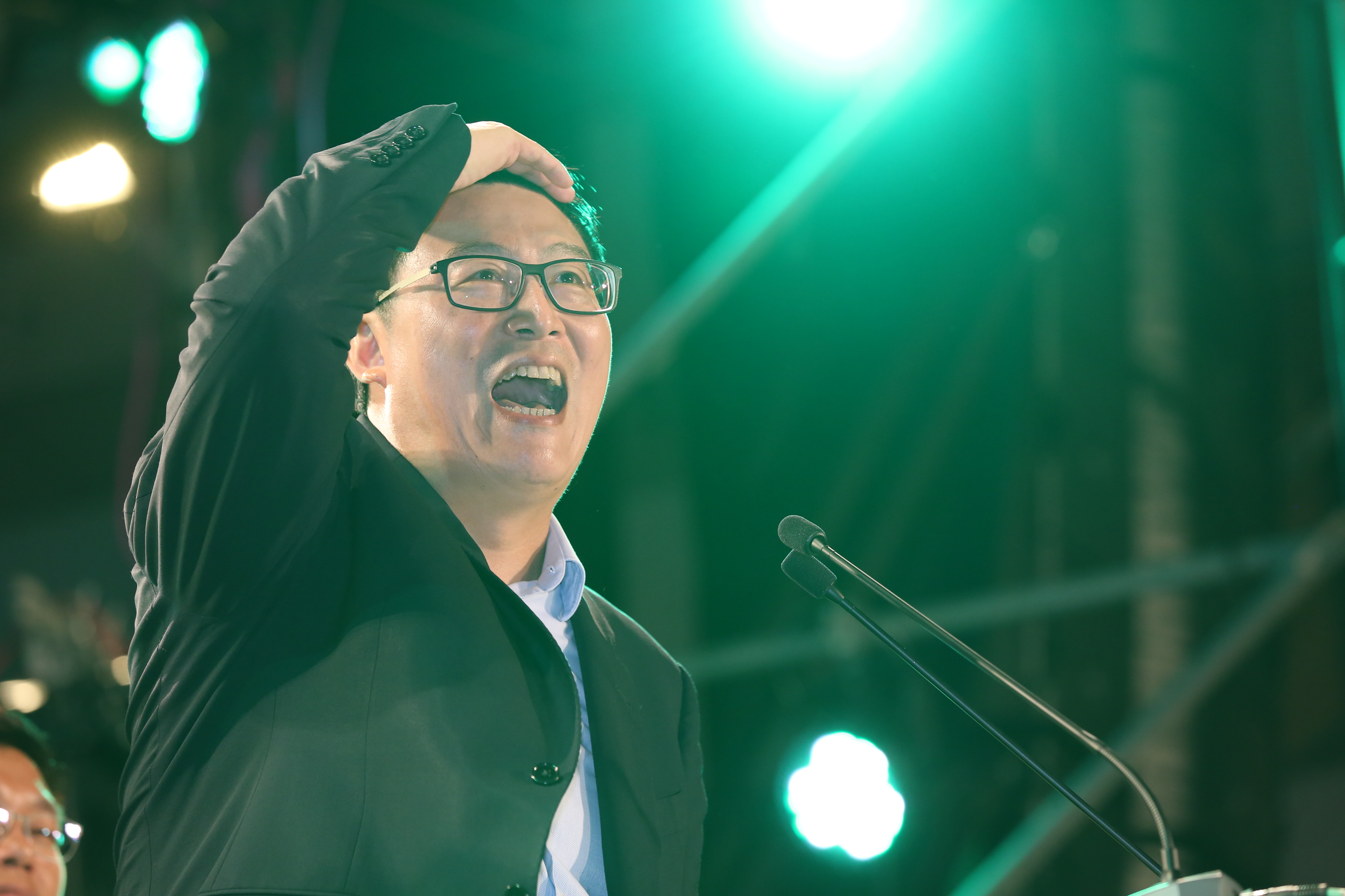 姚文智的臉書粉絲專業突然消失，網友成立的山寨粉專，姚文智被標示為「喜劇演員」。