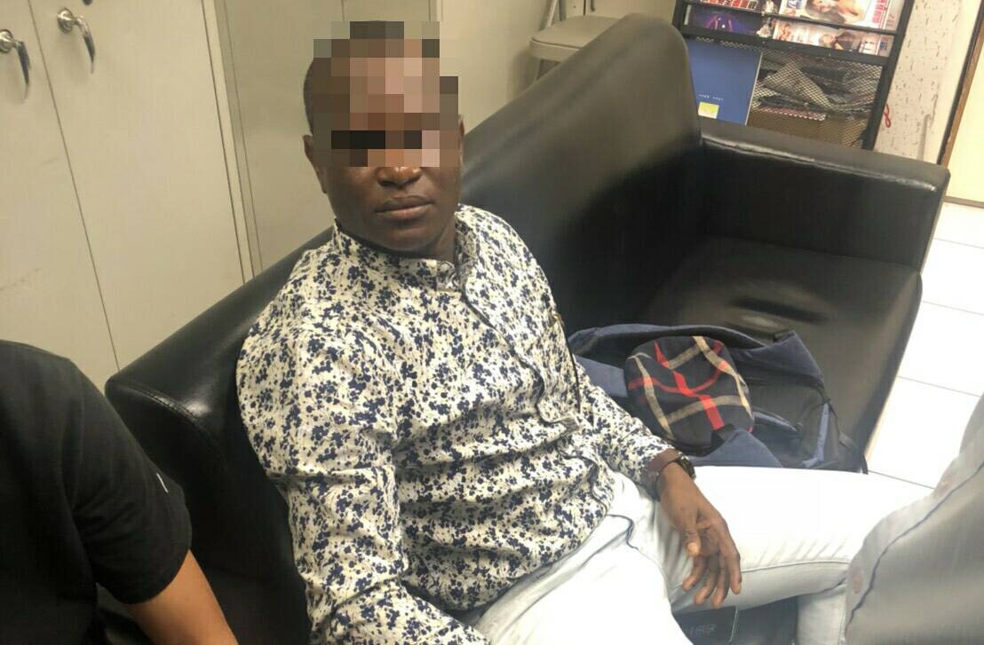 警方在台北市大安區查獲一名賴比瑞亞籍車手。（台北市刑大提供）