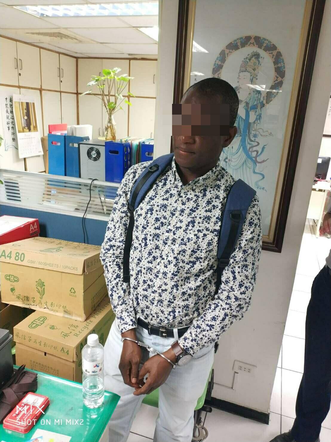 賴比瑞亞籍車手在今年5月入境，簽證過期後幫助詐騙集團行騙。