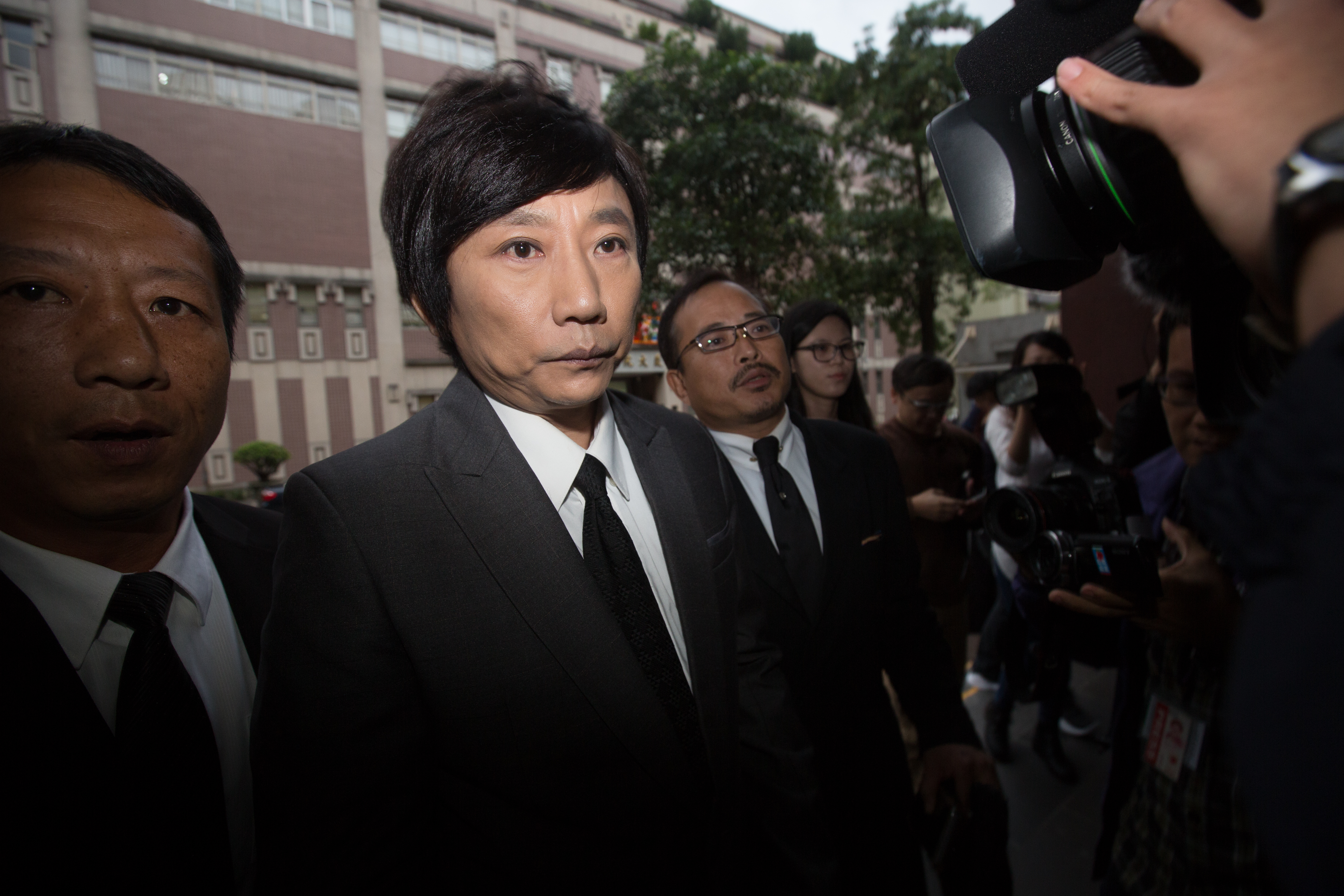 藝人秦偉遭控性侵女粉絲等，共計8名被害人，對其中3名受害人犯行明確，各判4年，合併執行8年，其餘5案事證不足判無罪。