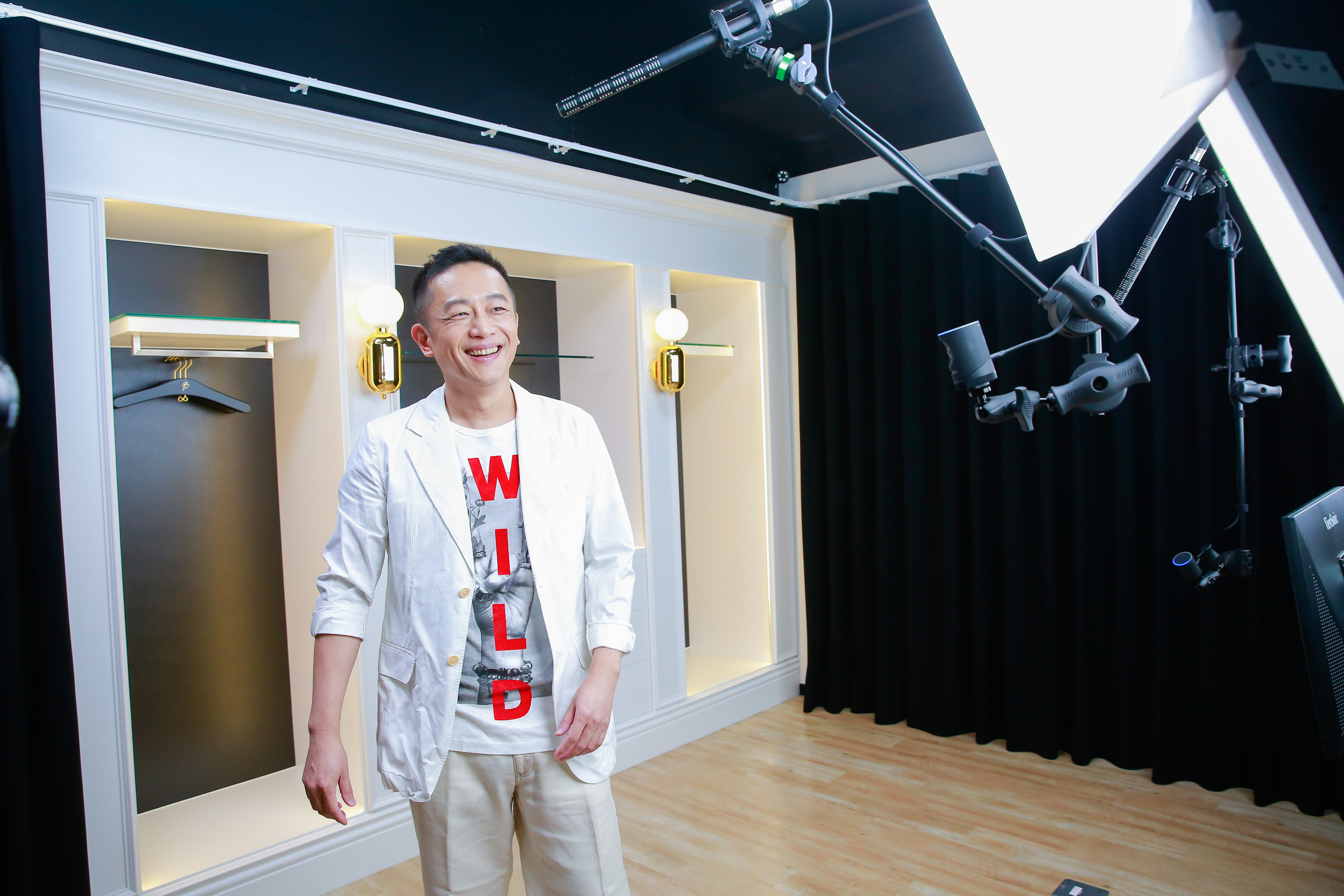 陳昭榮介紹他的直播攝影棚，還有野心要拓展到100個棚以上。
