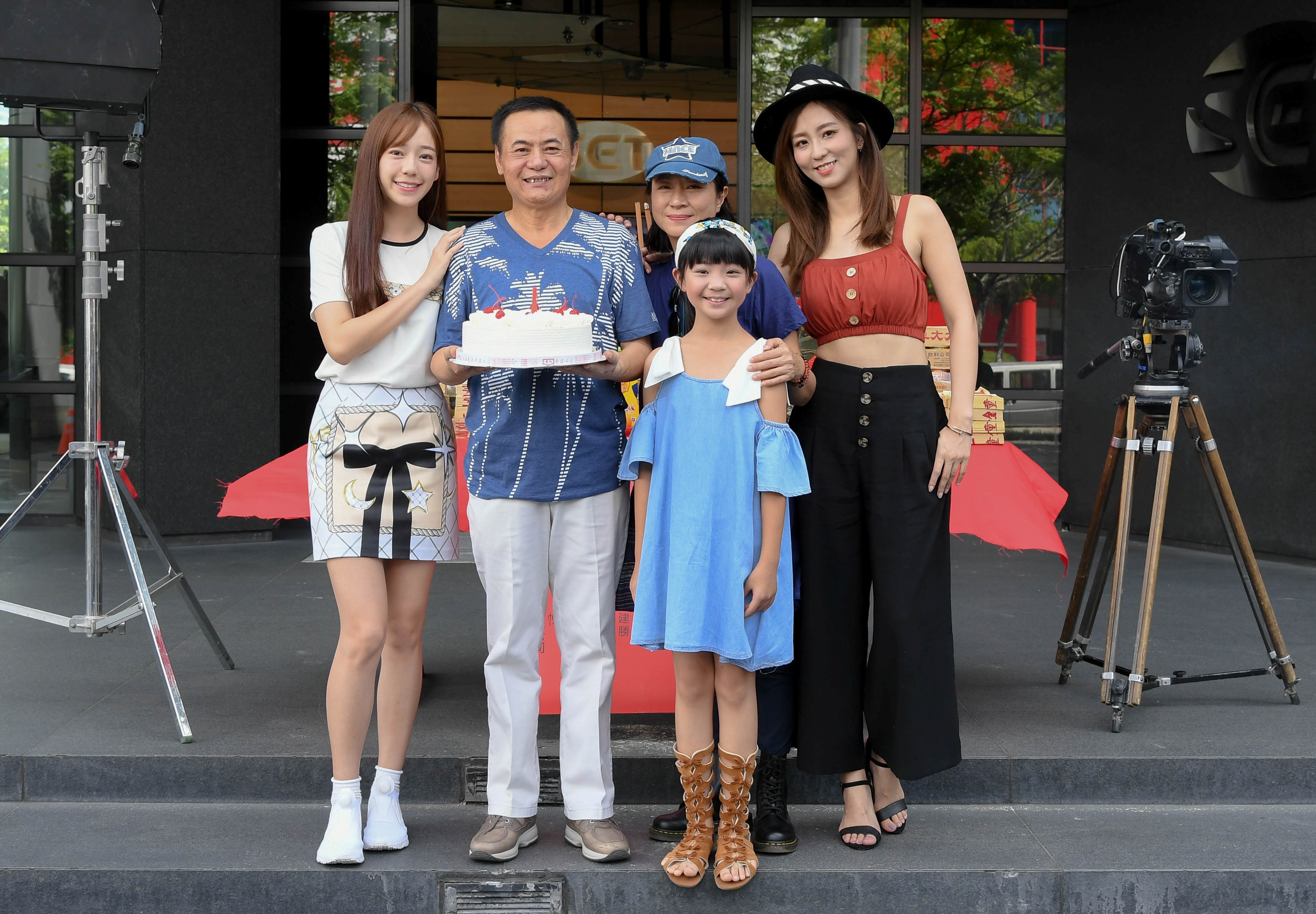適逢父親節和周曉涵生日，劇組準備蛋糕慶祝。（三立提供）