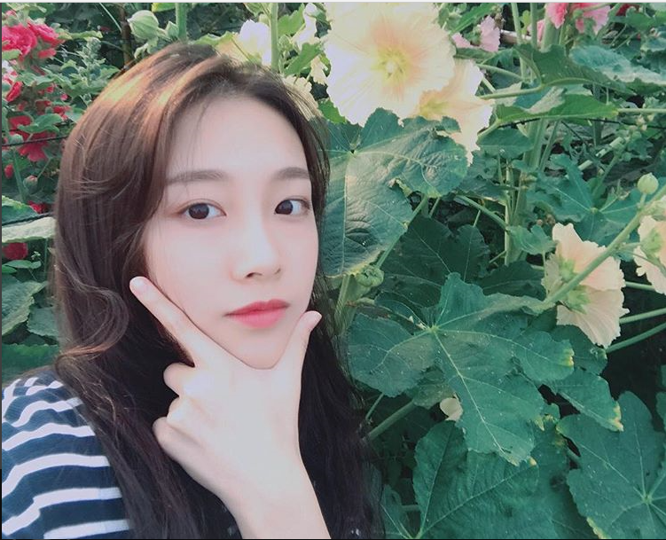 楊淯婷IG上的照片清新脫俗，令人眼睛一亮，網友形容感覺像在戀愛，她也被封為「全家女神」。（翻攝楊淯婷IG）