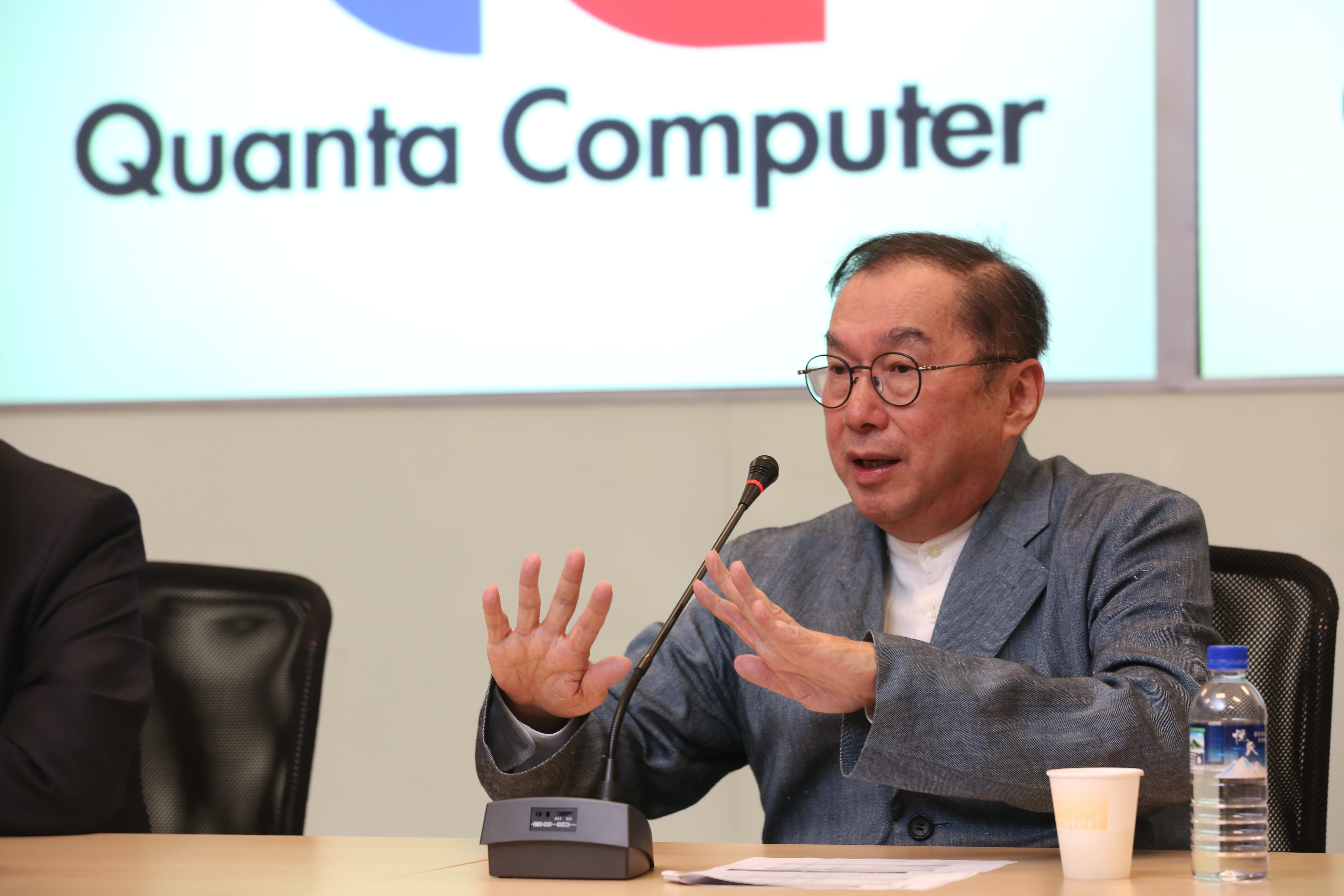 林百里進一步指出，他認為繼工業革命、數位革命後，AI將會是最後一波革命。