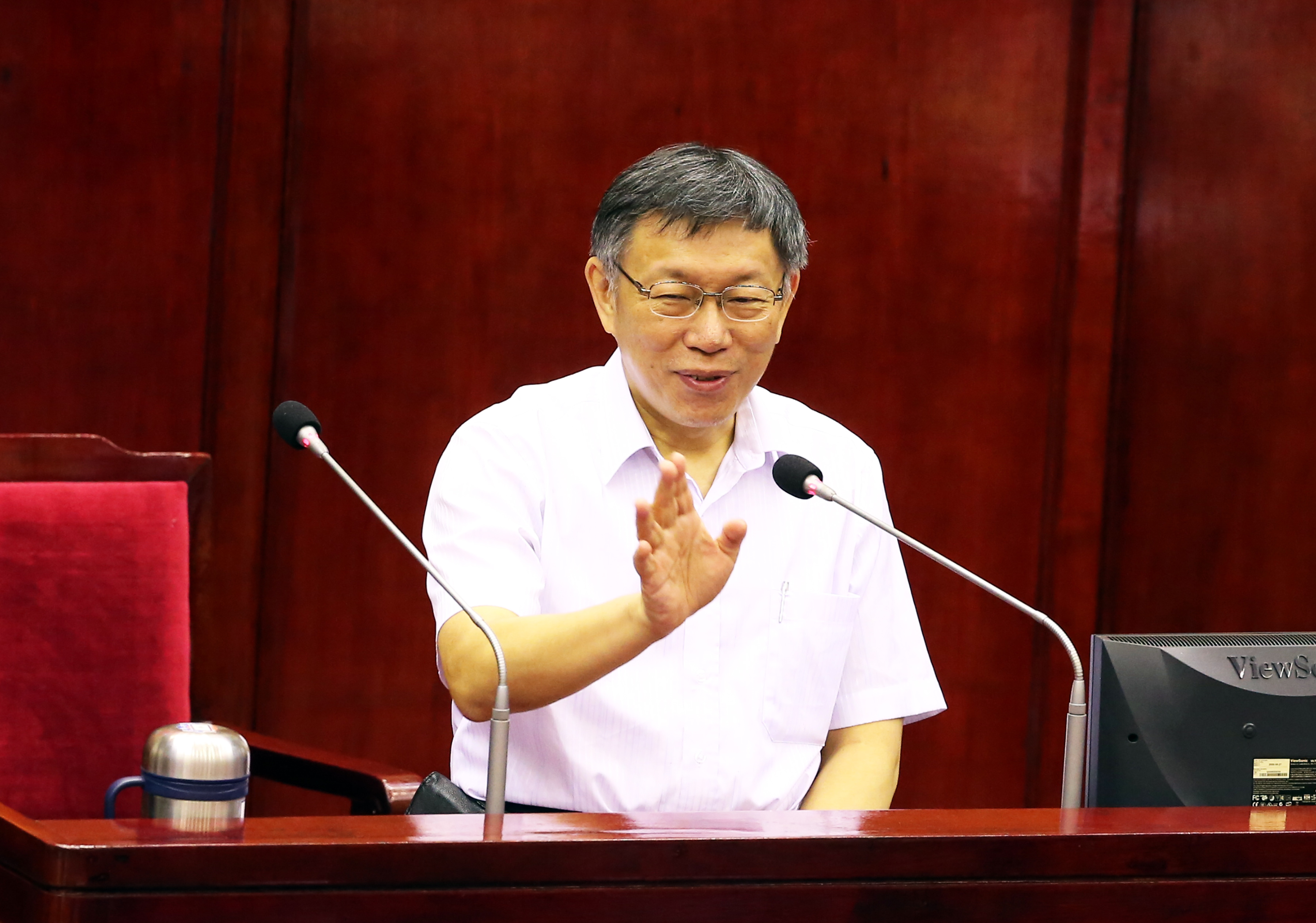 北市議員汪志冰問柯文哲的民進黨友人是否越來越少，柯回應跟民進黨的關係還好，挺柯的人只是還沒有浮出來。