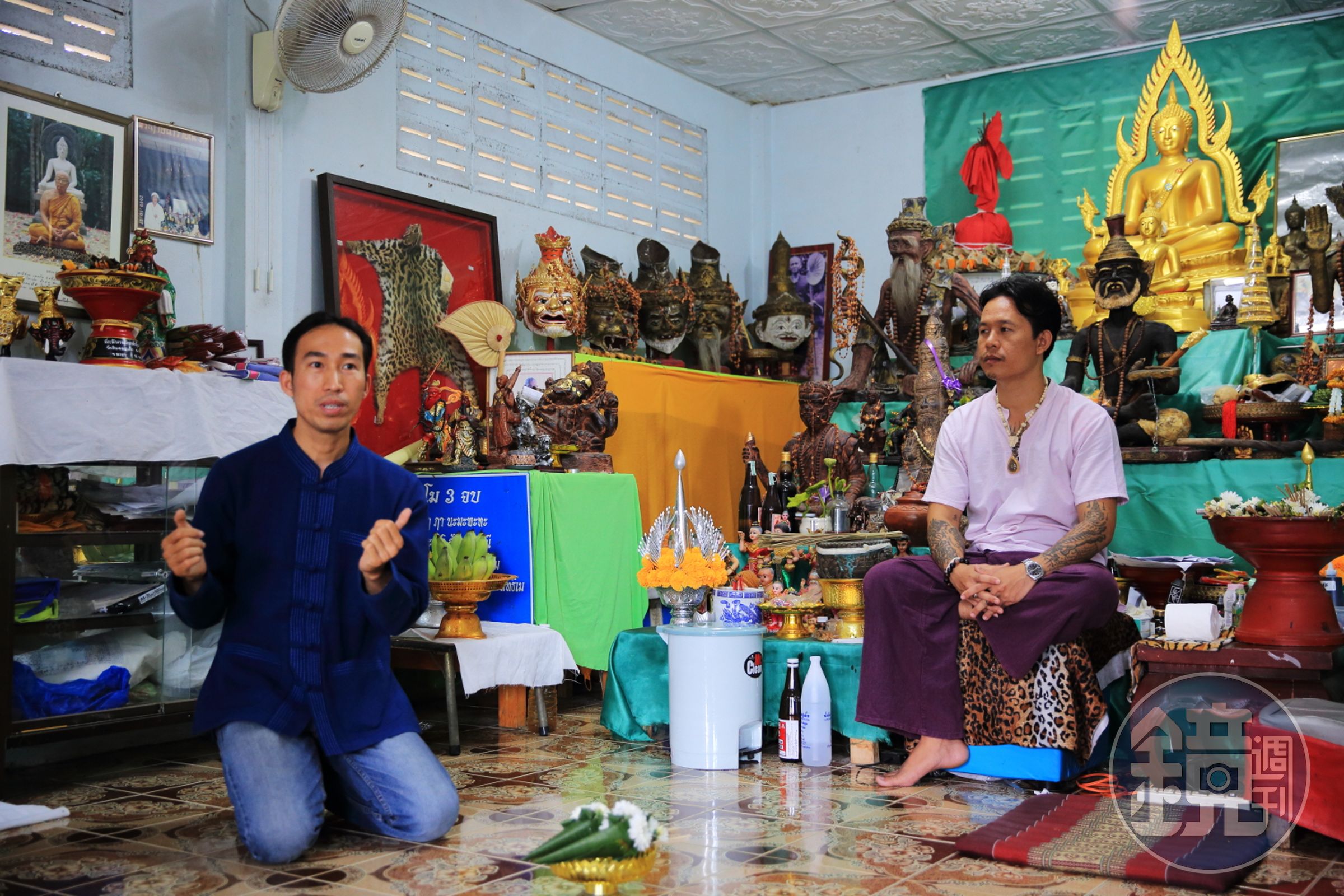 嚮導Nikom（左）帶我們來見清邁的刺青大師Arjan Sompong（右）。