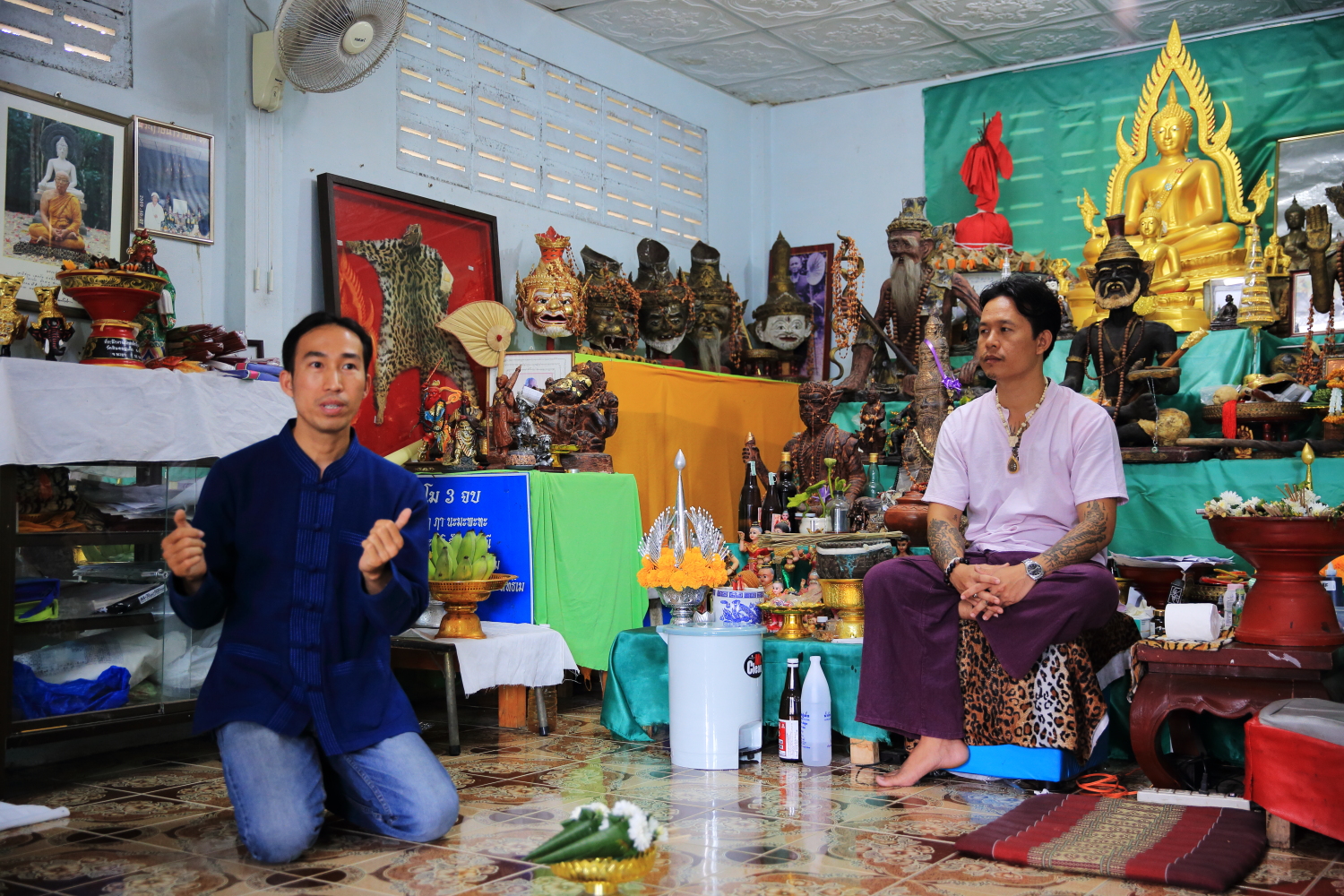 嚮導Nikom（左）帶我們來見清邁的刺青大師Arjan Sompong（右）。