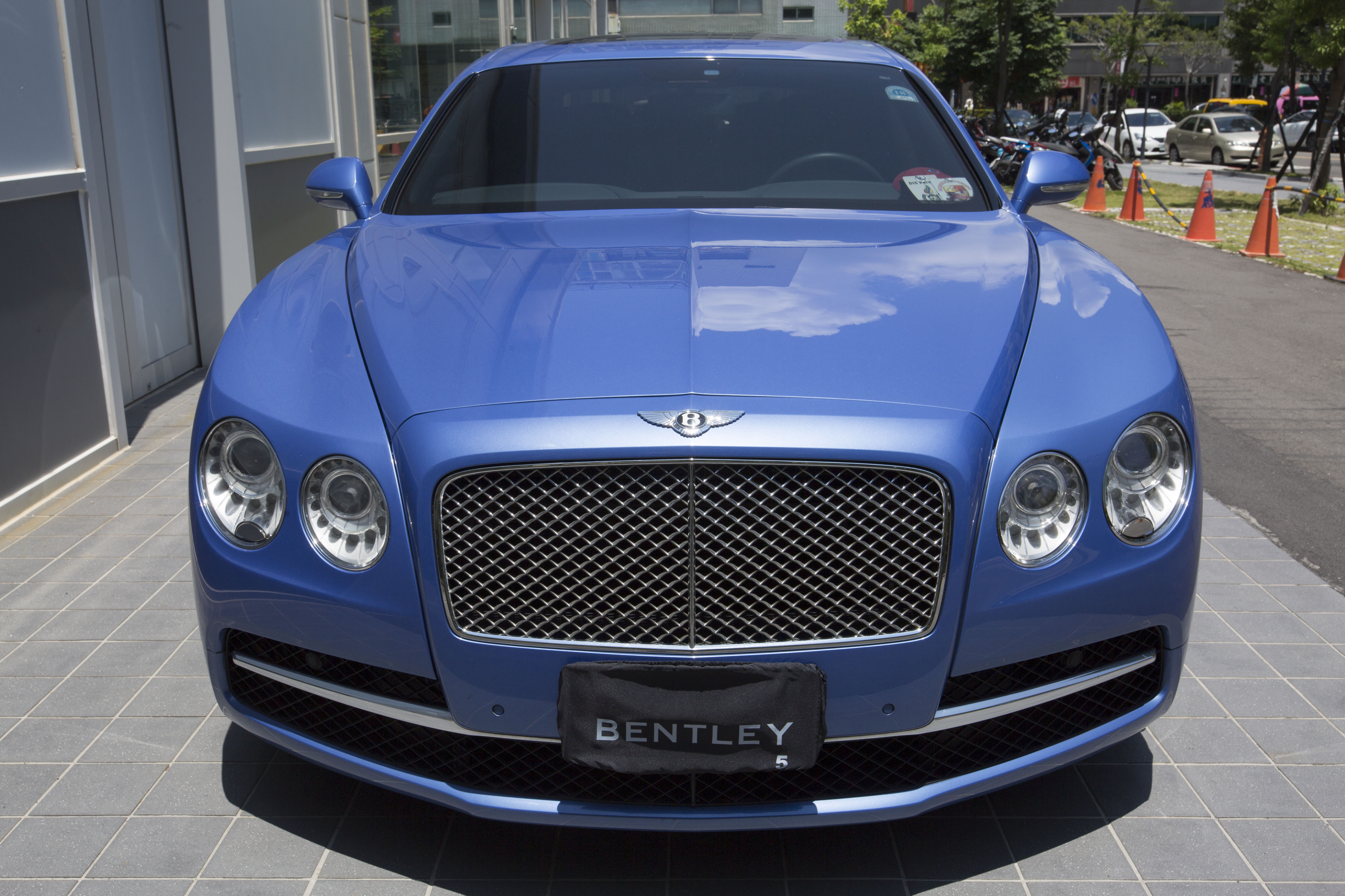 被譽為「豪華巨獸」的千萬賓利豪華房車，如今卻因避震器的「爆炸」傳出駕駛安全的危機。