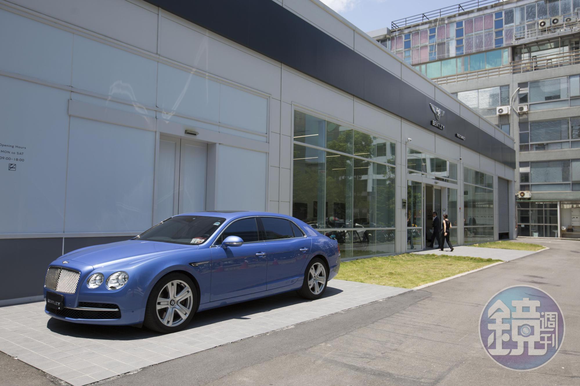 因故障而被迫停靠在賓利展間門口的6000 c. c賓利「Flying Spur」。