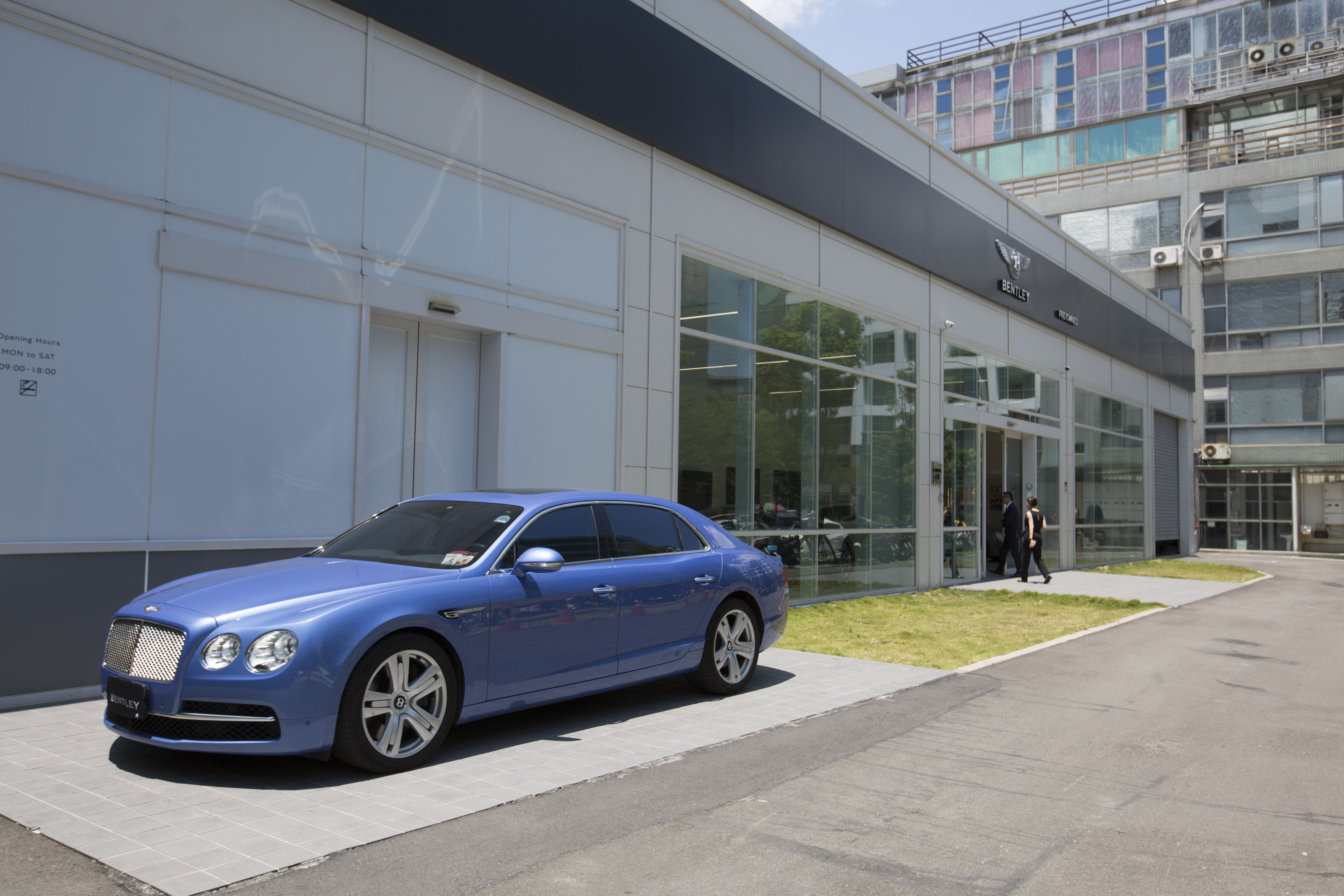 因故障而被迫停靠在賓利展間門口的6000 c. c賓利「Flying Spur」。