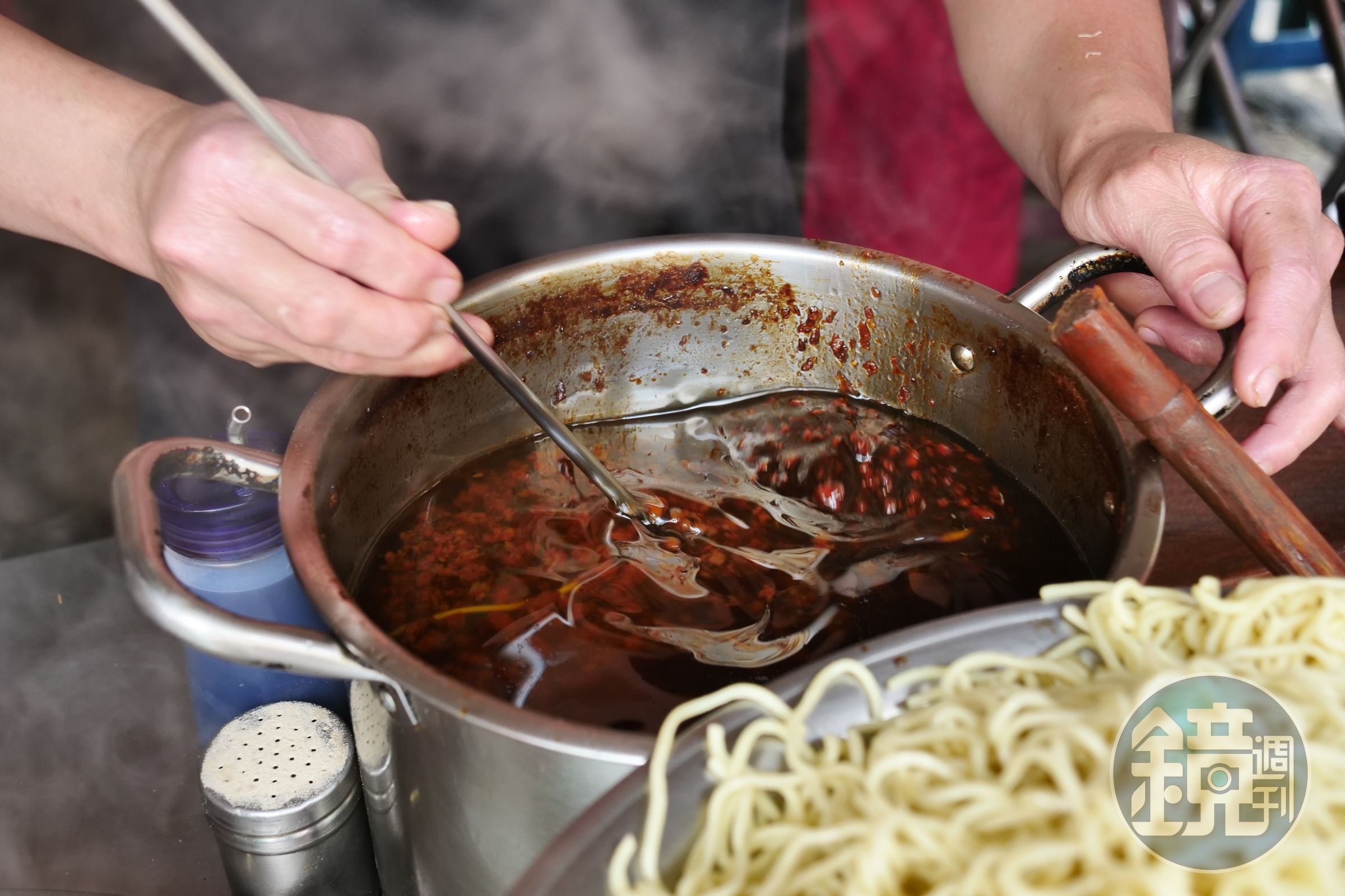 這一鍋油亮的肉燥是光明街這間無名麵店的靈魂。