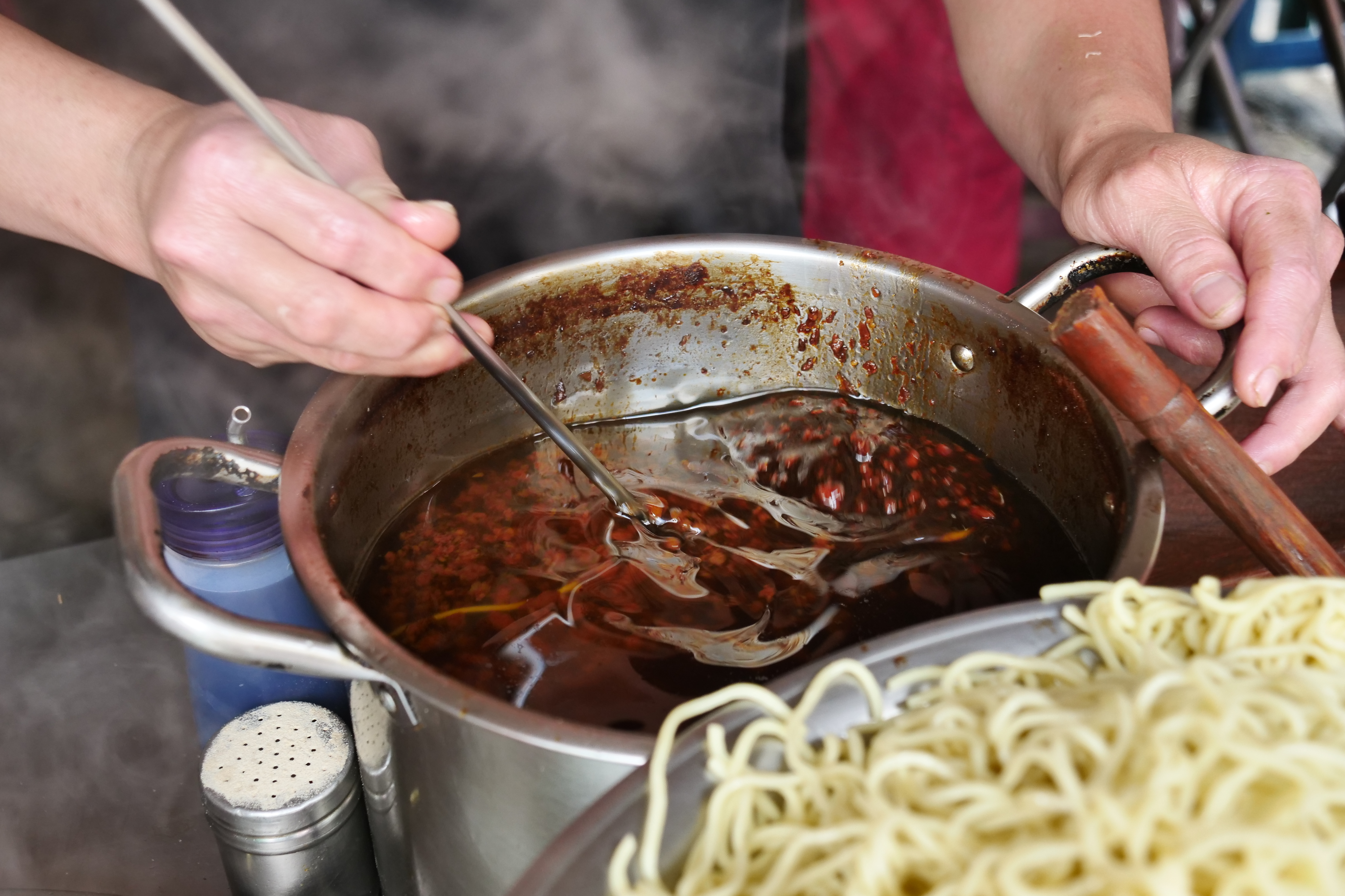 這一鍋油亮的肉燥是光明街這間無名麵店的靈魂。