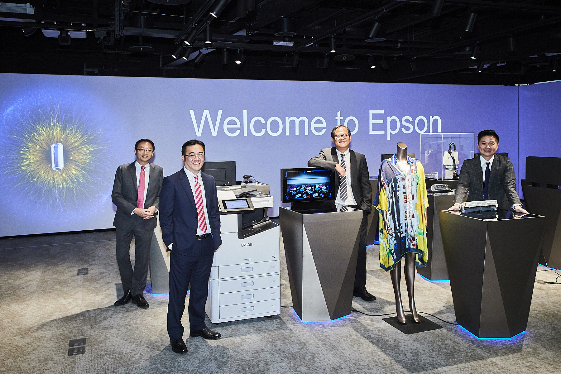 日本噴墨印表機大廠愛普生,宣示從消費性商品轉向辦公室列印、產業印刷、雷射工程投影機及機械手臂4大領域。(EPSON提供)