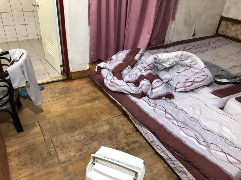 阿里山某山莊一進門就能聞到滿滿霉味，甚至連牆壁、地板、床墊及棉被都能明顯看見發霉的狀況。（翻攝自爆料公社）