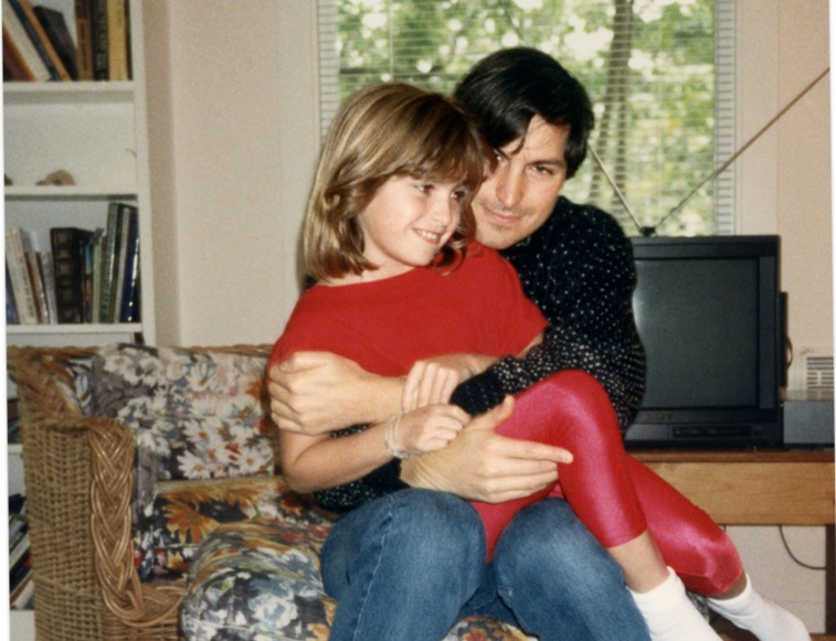 1987年，賈伯斯長女莉莎在母親家，和來訪的父親合影。（網路截圖，Grove Atlantic/ Vanity Fair）