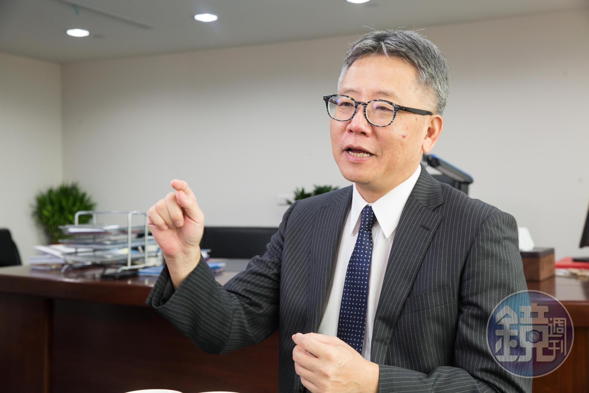 金融消費評議中心主委兼總經理卓俊雄強調，買保單尤其不要誤信高報酬！