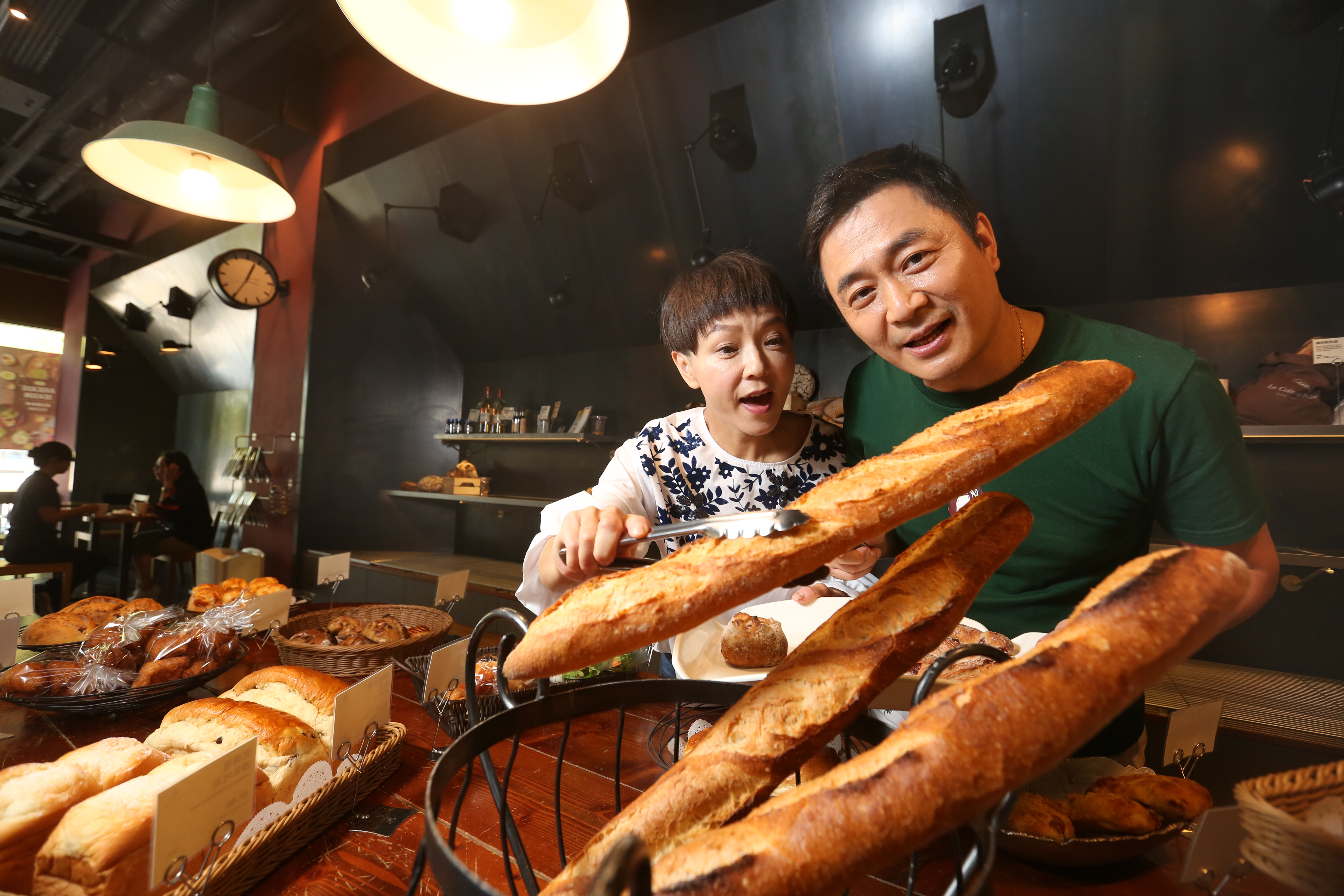 湯志偉（右）和Juby（左）再婚共組家庭，一起省錢大作戰。