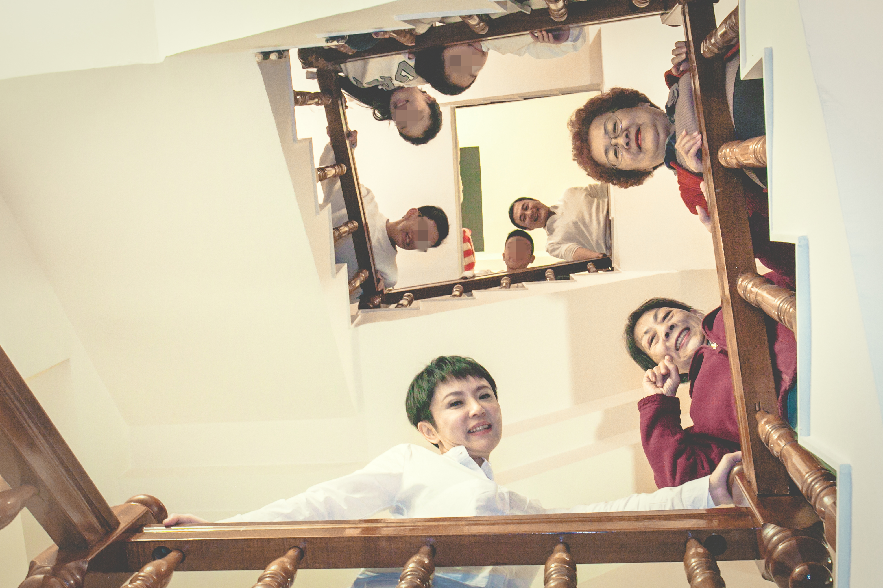 湯志偉二婚後邀請媽媽、岳母同住，組成八口之家。 （《愛，就是饅頭夾蛋》，攝影／汪正翔）。