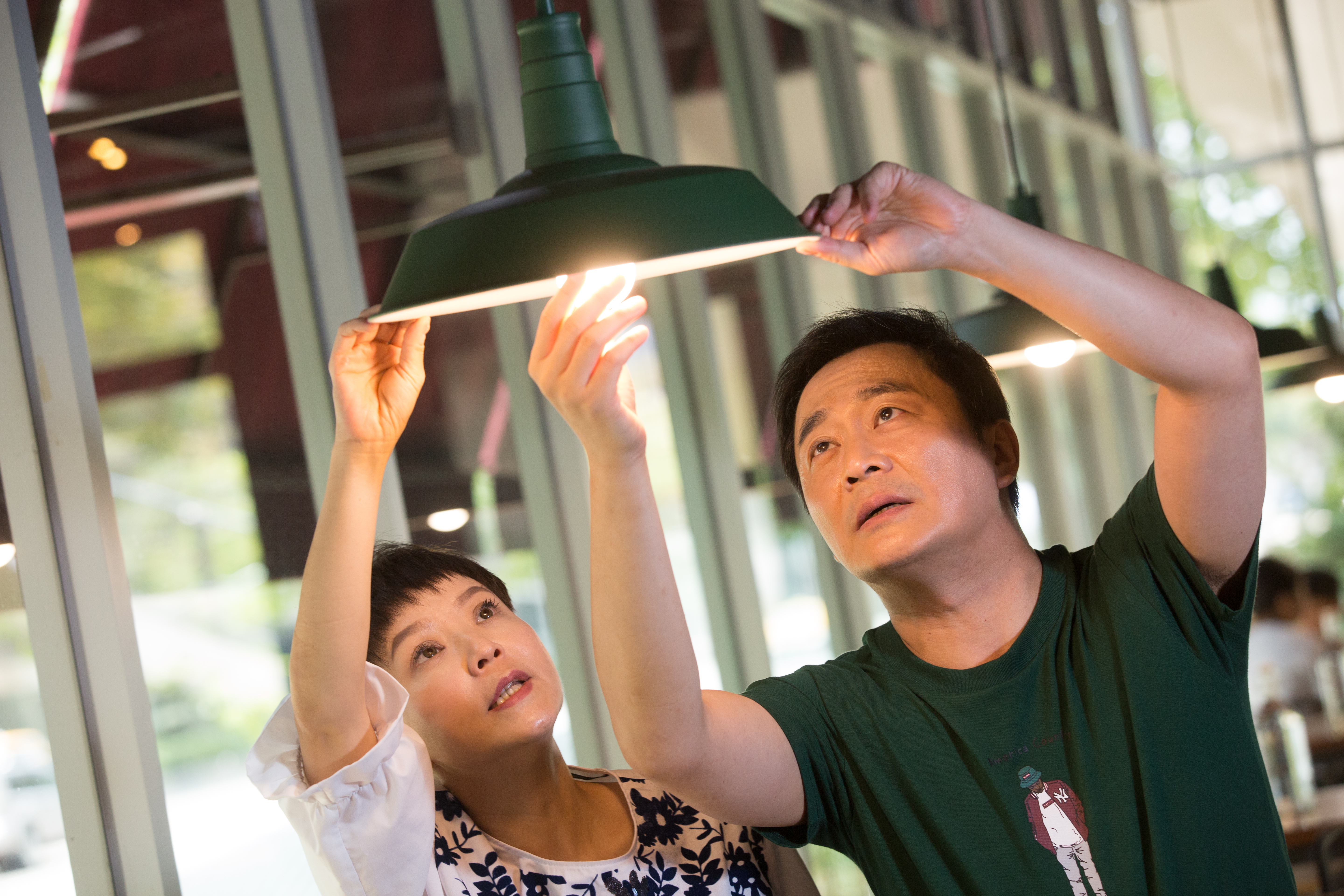 對省電在行，湯家陸續換過LED燈和太陽能燈泡。