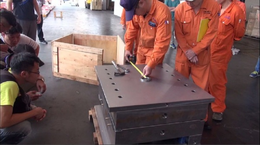 專案小組會同海關開櫃查驗，當場查扣一百多公斤、市價超過一億元的K他命。（警方提供）