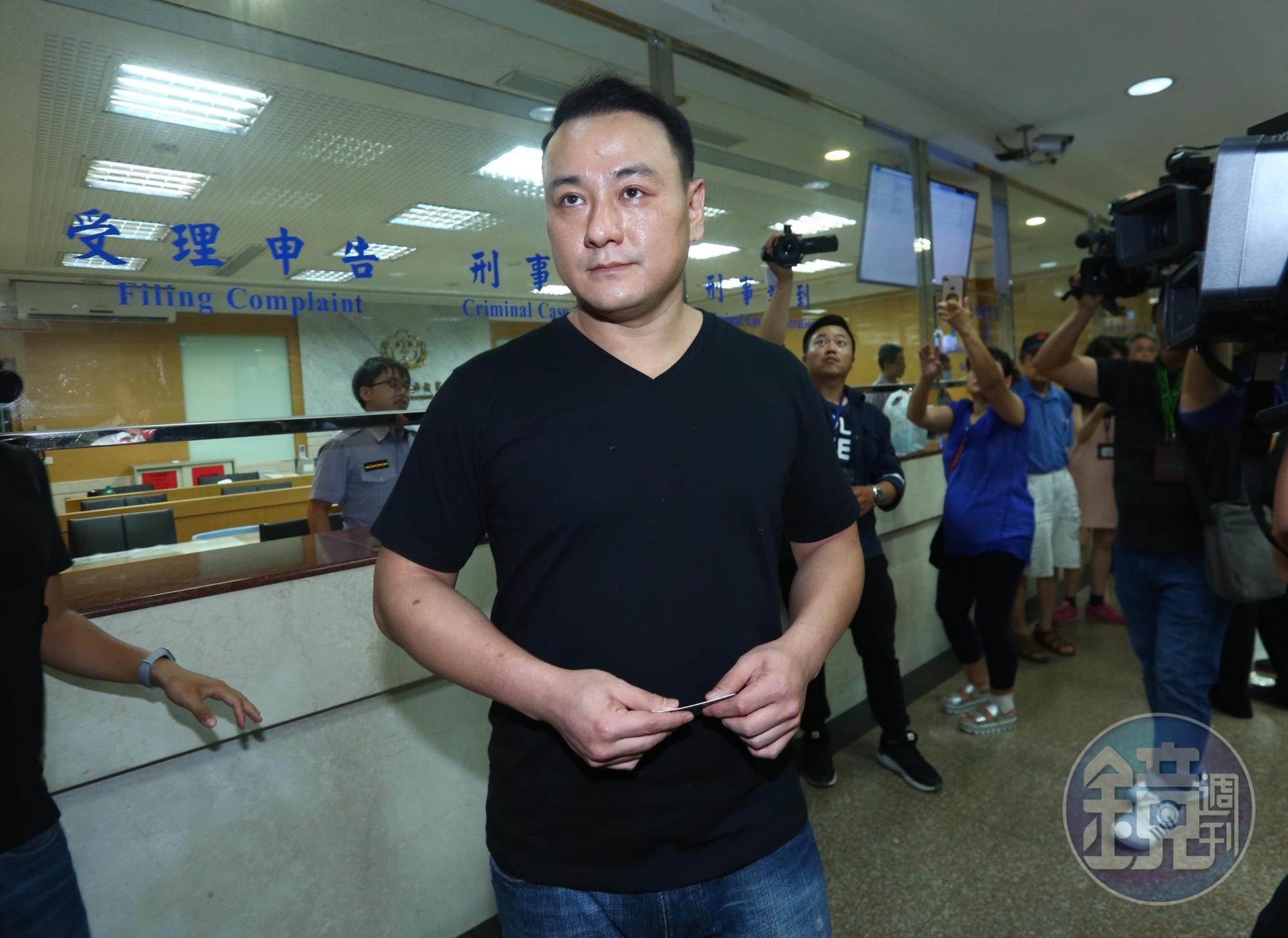 張瑋批評檢方突襲搜索是整人，卻坦承借錢驗資開公司恐已觸法。