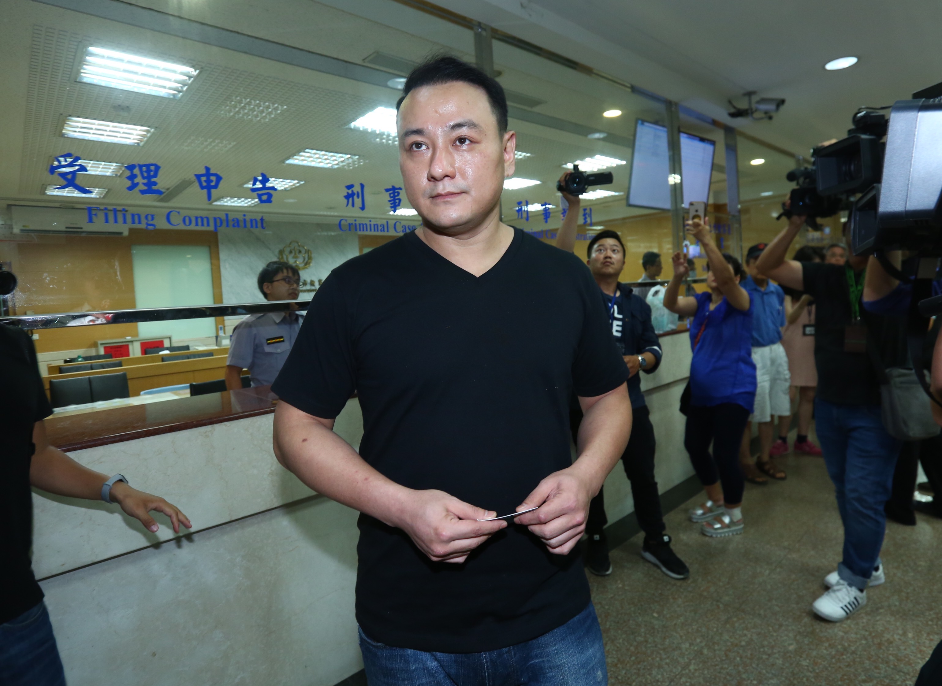 張瑋批評檢方突襲搜索是整人，卻坦承借錢驗資開公司恐已觸法。