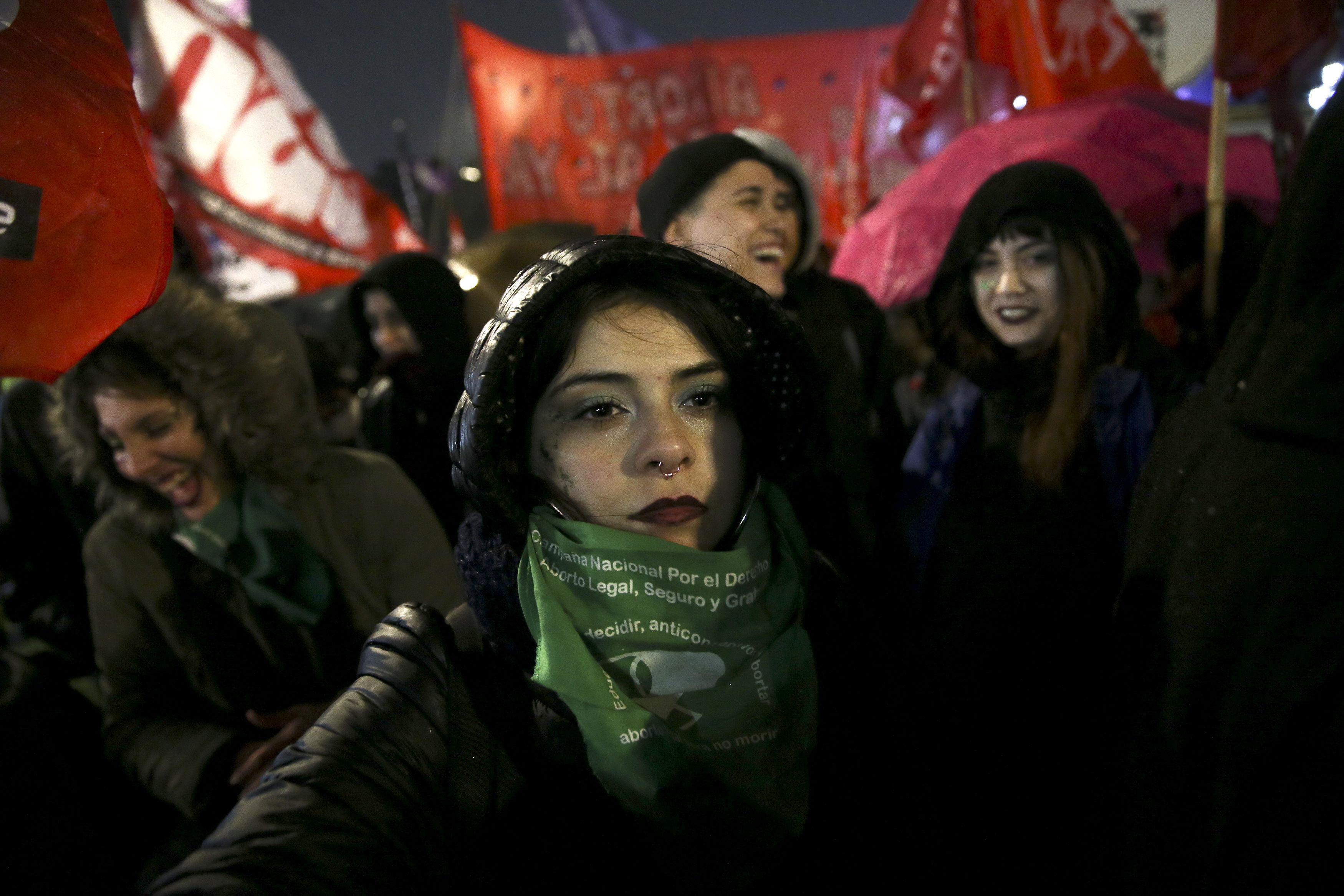 支持墮胎法案的抗議者聚集在阿根廷布宜諾斯艾利斯的國會廣場。（東方IC）