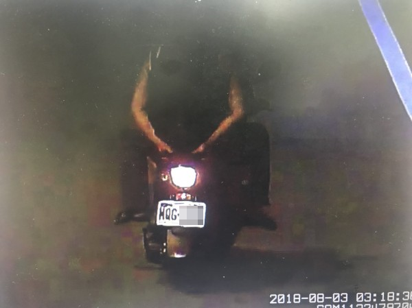 警方以車追人，查獲許姓與劉姓男子涉嫌搶奪手機。（警方提供）