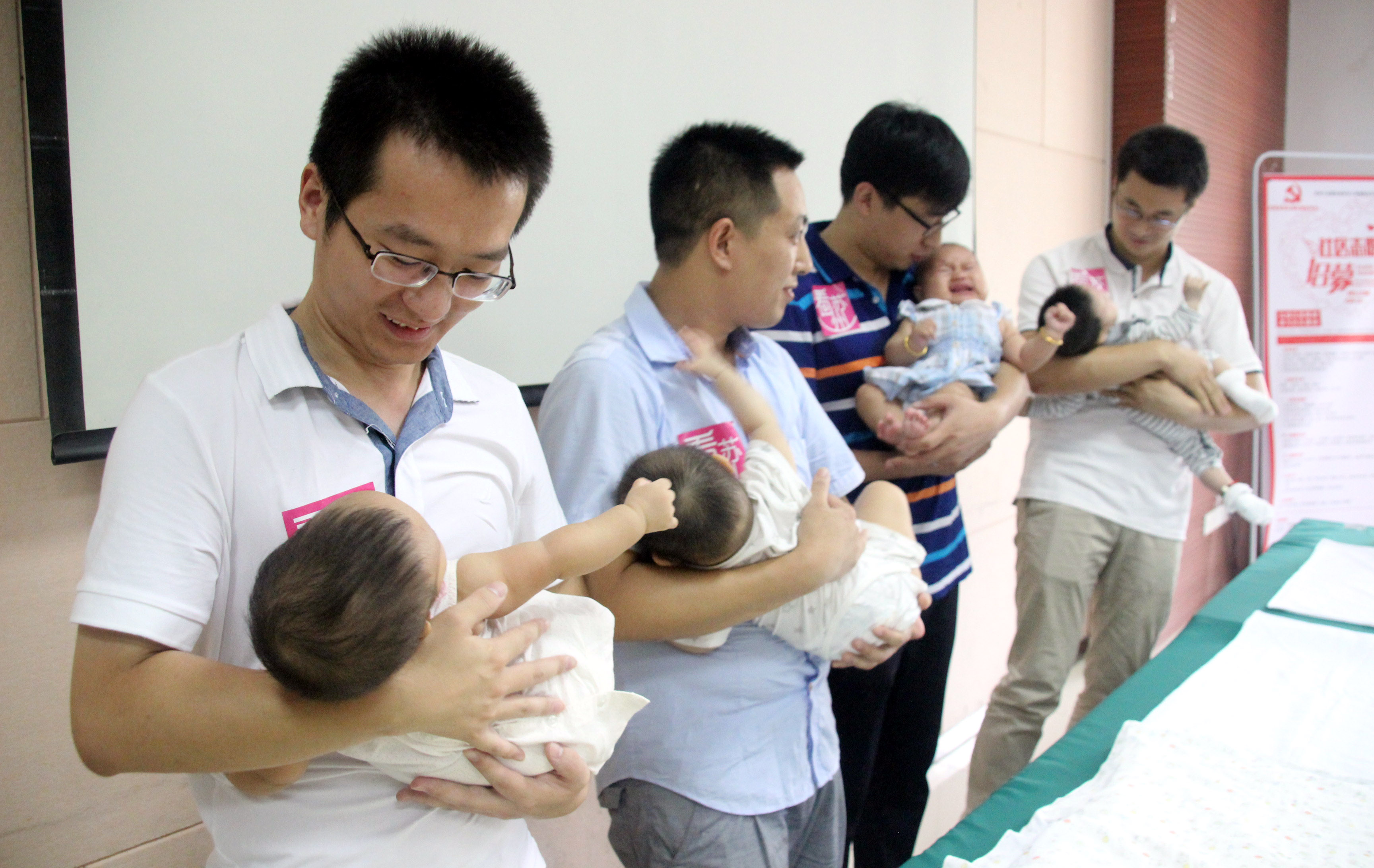 日本當局、企業正在改善職場環境，以追求職場夫妻彼此都能分擔家務。（示意圖，東方IC）