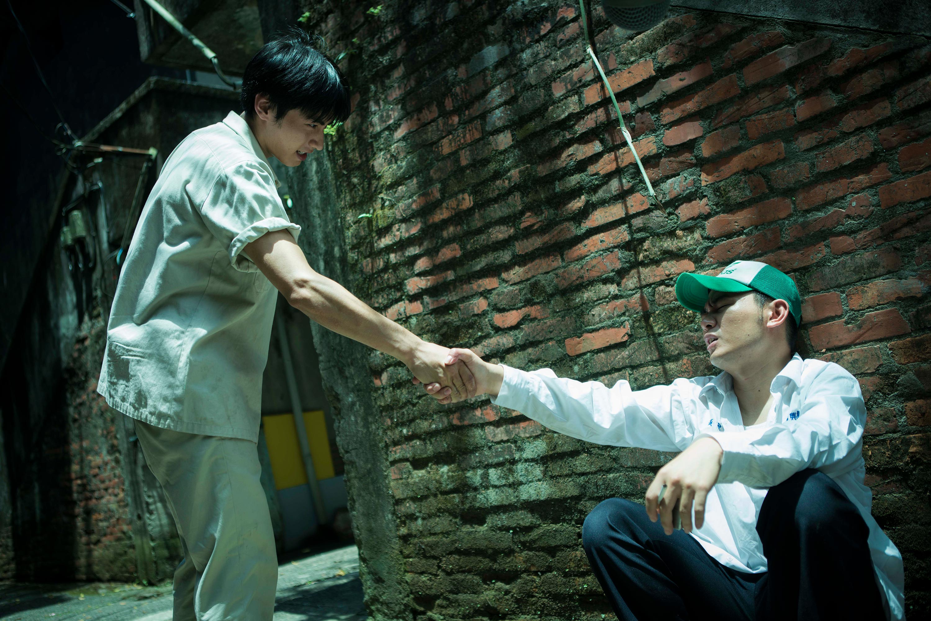 滅火器樂團主唱楊大正首次挑大梁演出男主角「魔神仔」，他與宋柏緯飾演的小四組成「獨裁者樂團」，實現音樂夢想。（星泰提供）