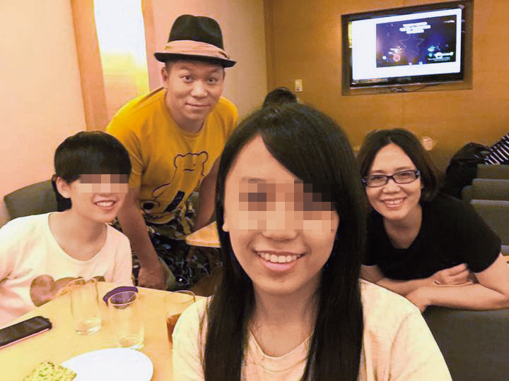 卜學亮（左二）的大女兒（右二）是台大學霸，他自己從來沒考過第一名，笑說都是老婆（右一）教得好。（翻攝自卜學亮臉書）