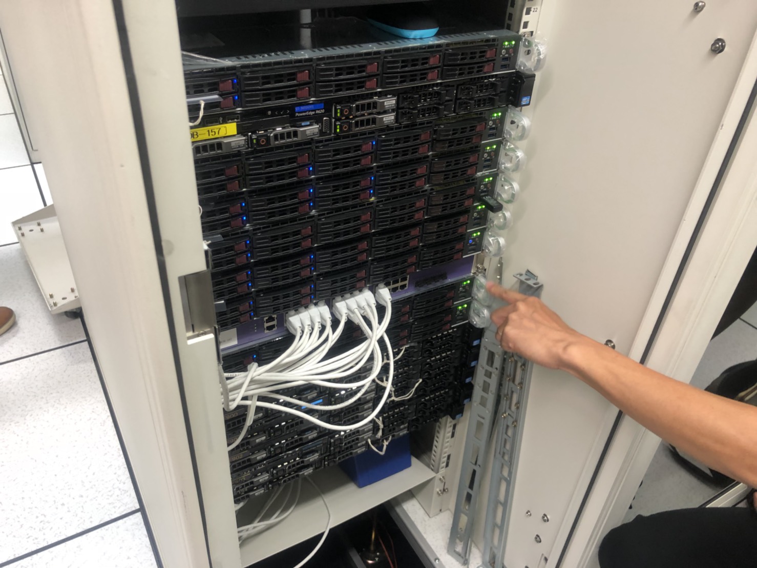 扣伺服主機1臺、交易明細及帳冊等證物。（警方提供）