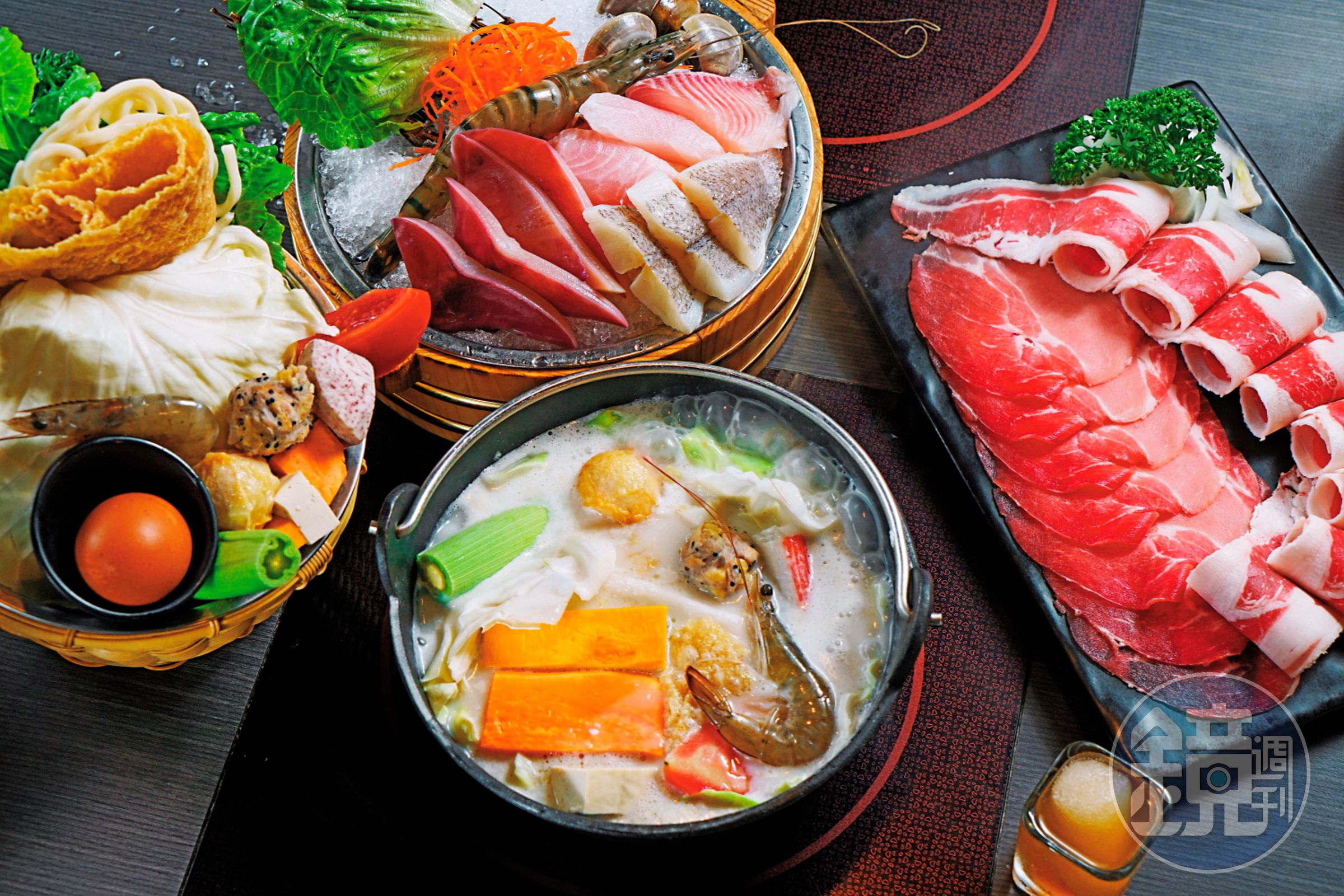 吃得到五花牛、豬肉與鮮蝦、鯛魚等食材的「海陸總匯鍋」，是冬藏的人氣鍋物。（498元／份）