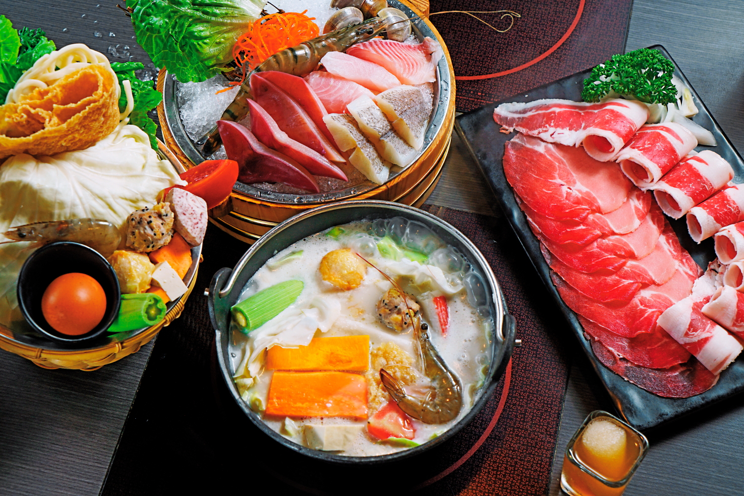 吃得到五花牛、豬肉與鮮蝦、鯛魚等食材的「海陸總匯鍋」，是冬藏的人氣鍋物。（498元／份）