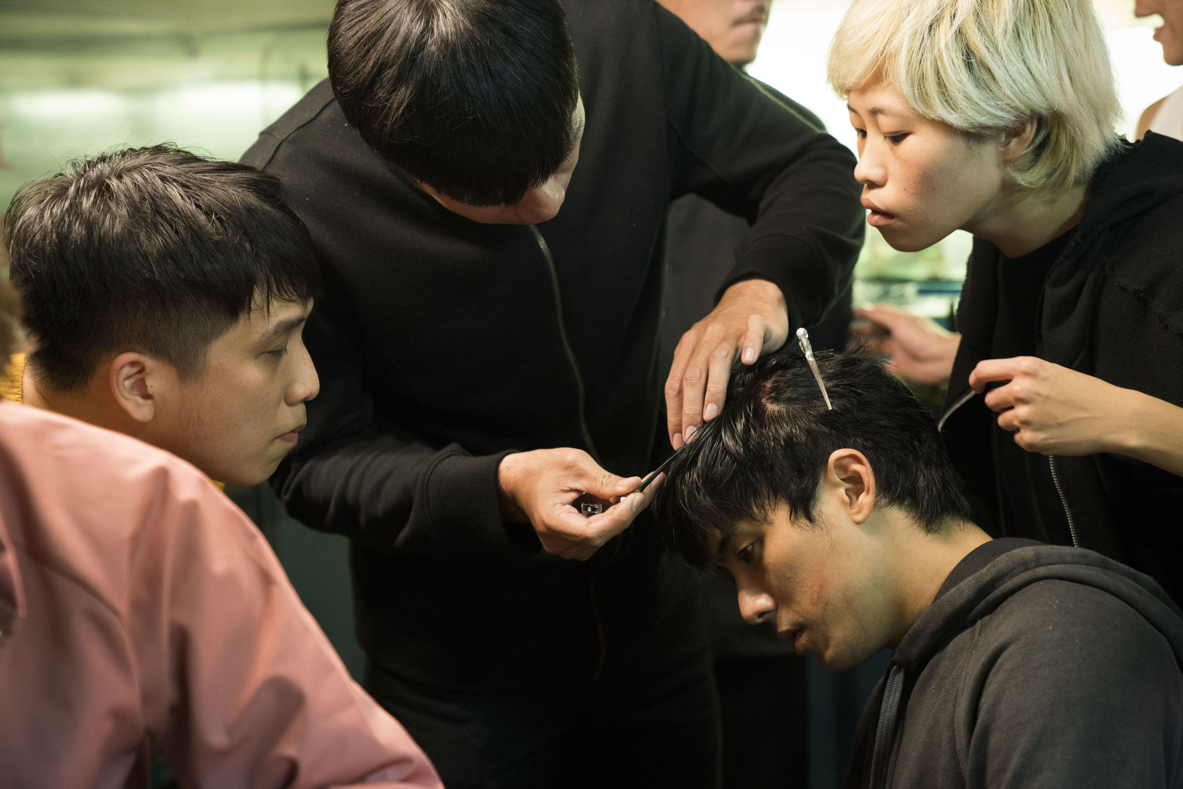 林哲熹在拍戲時被吳慷仁扁到見血。(貴金影業提供)