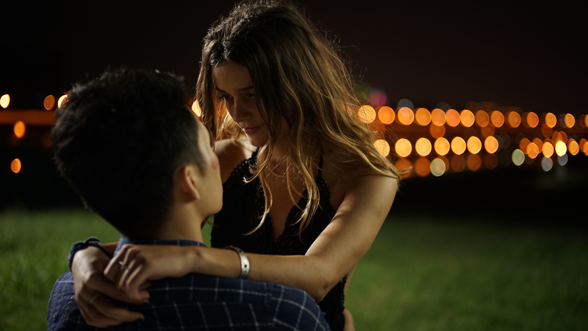 李鴻其與法國女星Louise Grinberg在劇中有超乎尺度的激情戲。（牽猴子提供）