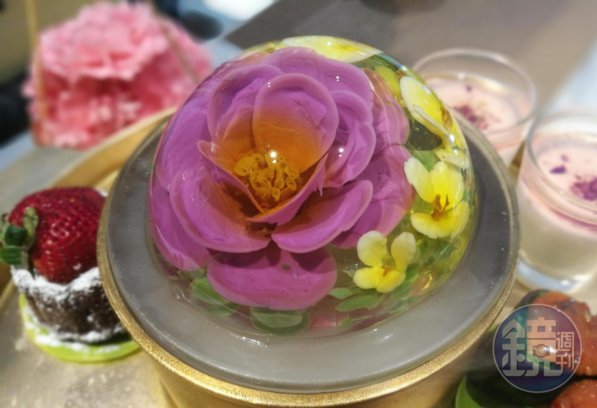 Divana的下午茶套餐中，宛如把真花包進果凍中。